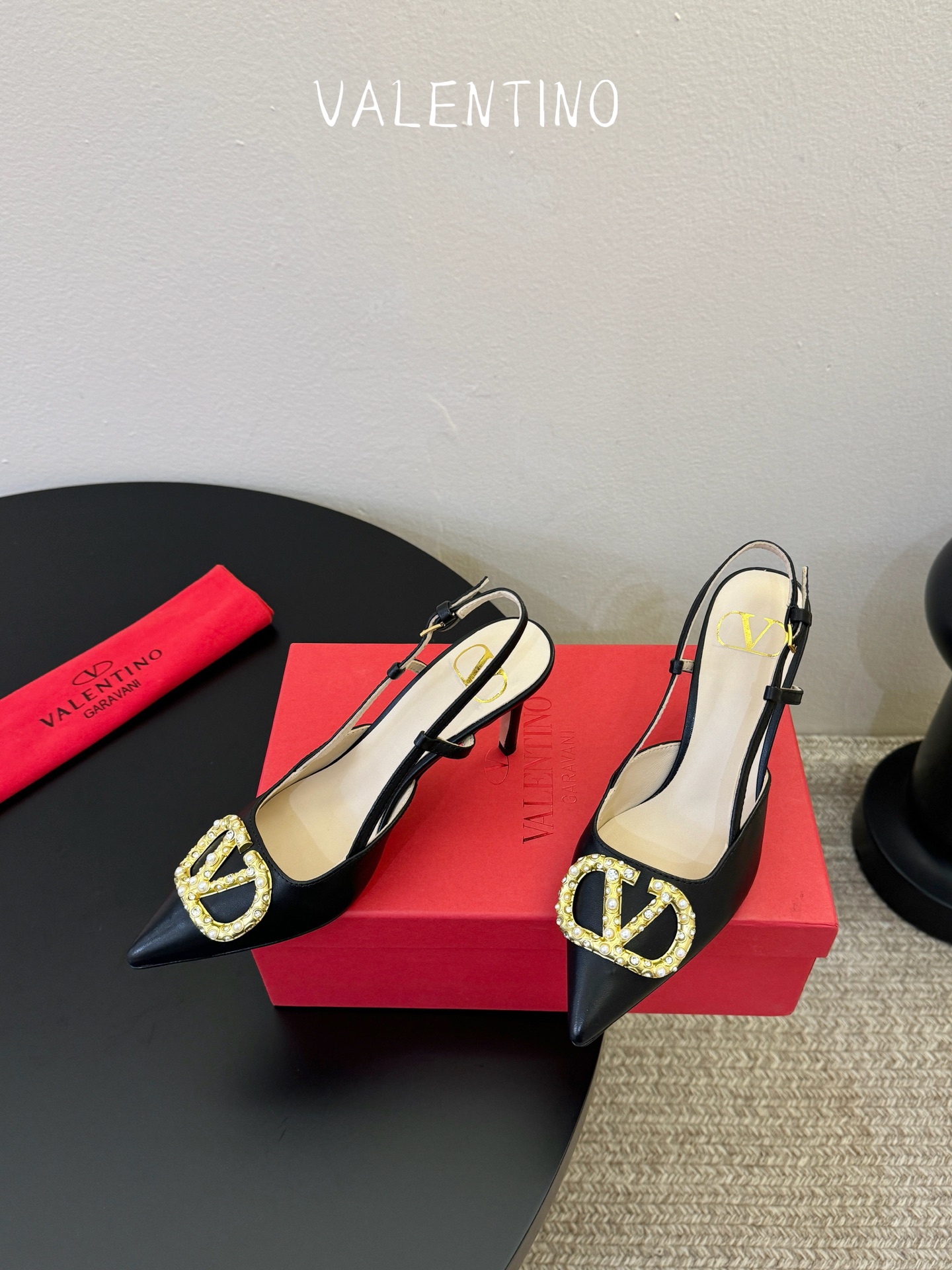 华伦天奴Valentino水晶镶珍珠水钻元素上的金色勾丝点缀水晶镶嵌奢华精致让Valentino包和高跟