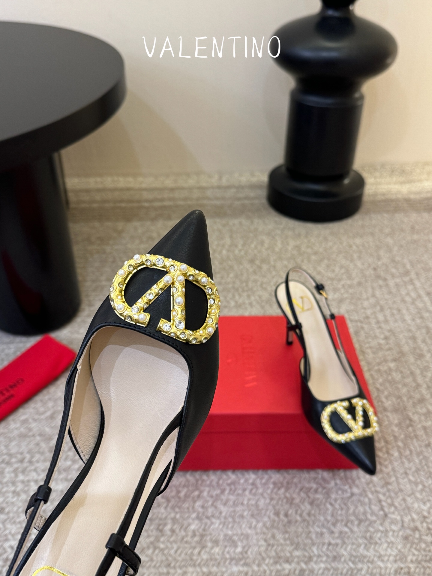 华伦天奴Valentino水晶镶珍珠水钻元素上的金色勾丝点缀水晶镶嵌奢华精致让Valentino包和高跟