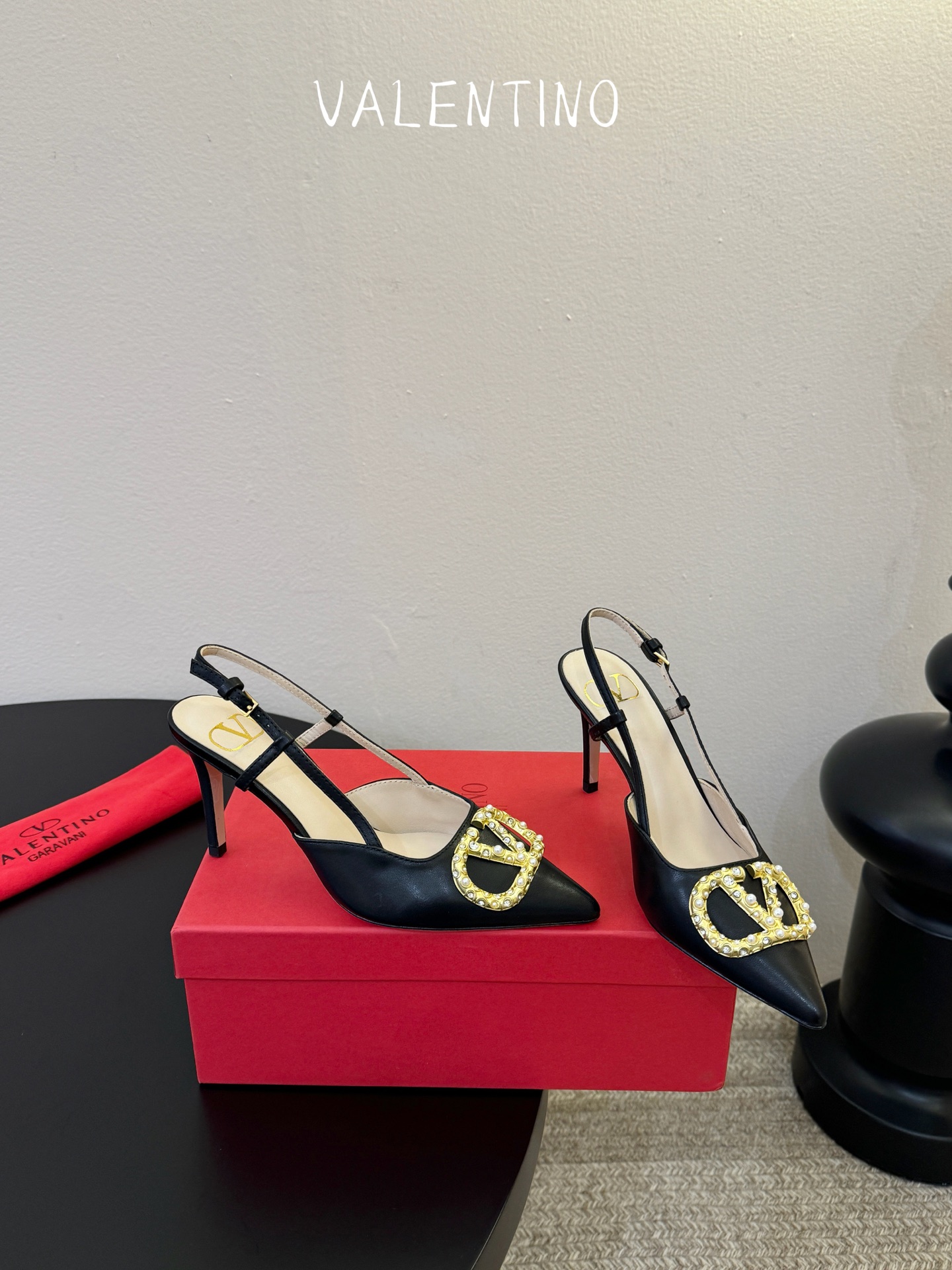 华伦天奴Valentino水晶镶珍珠水钻元素上的金色勾丝点缀水晶镶嵌奢华精致让Valentino包和高跟