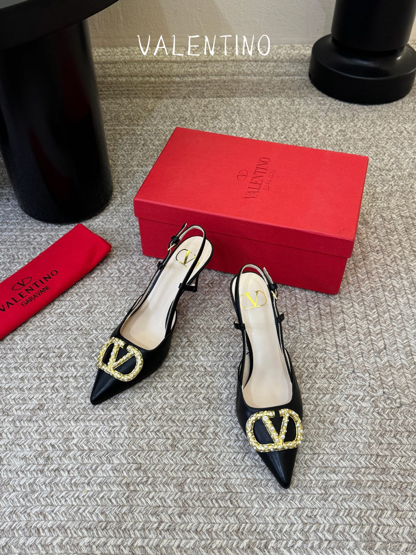 华伦天奴Valentino水晶镶珍珠水钻元素上的金色勾丝点缀水晶镶嵌奢华精致让Valentino包和高跟