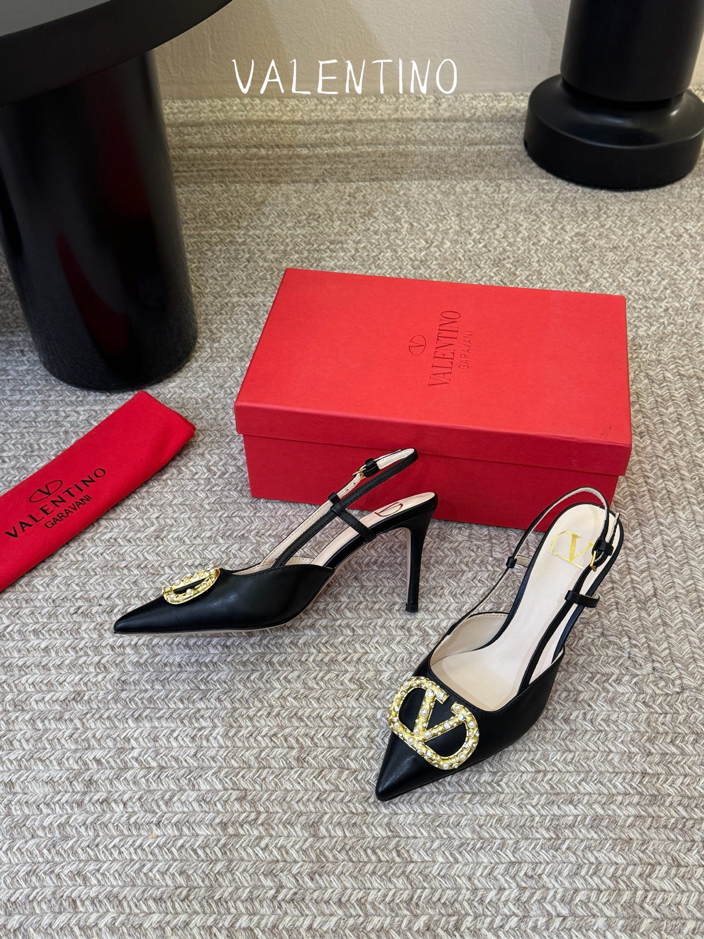 华伦天奴Valentino水晶镶珍珠水钻元素上的金色勾丝点缀水晶镶嵌奢华精致让Valentino包和高跟