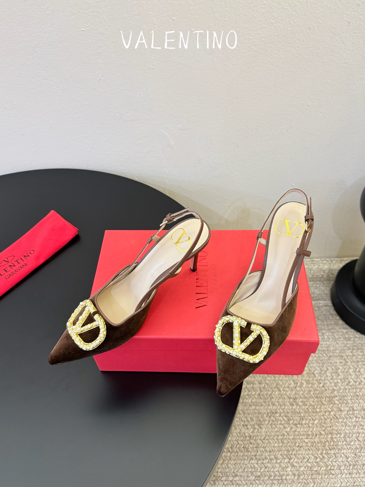 华伦天奴Valentino水晶镶珍珠水钻元素上的金色勾丝点缀水晶镶嵌奢华精致让Valentino包和高跟