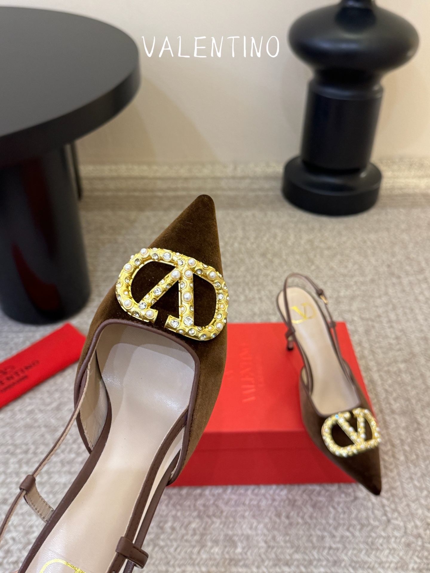 华伦天奴Valentino水晶镶珍珠水钻元素上的金色勾丝点缀水晶镶嵌奢华精致让Valentino包和高跟