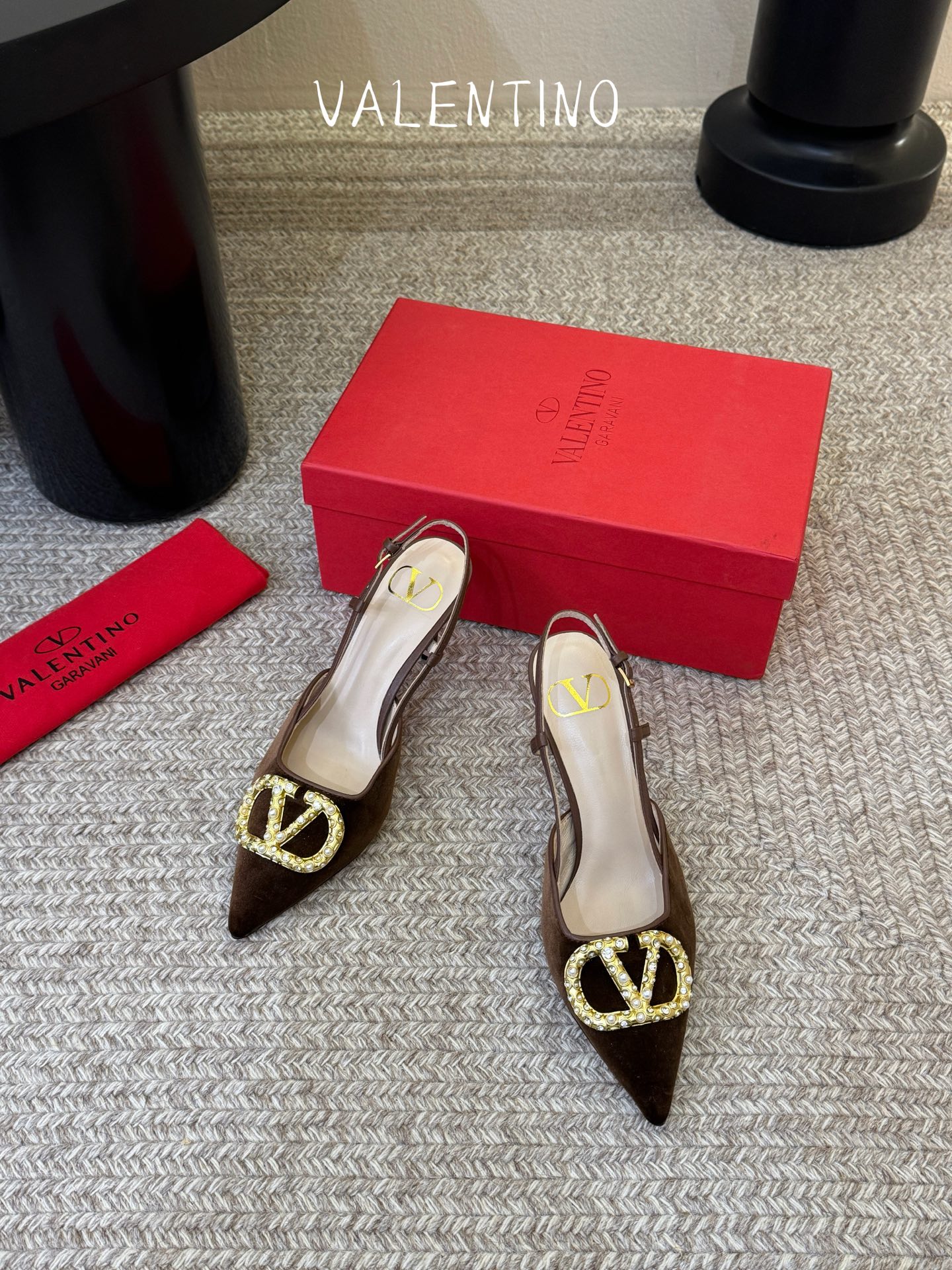 华伦天奴Valentino水晶镶珍珠水钻元素上的金色勾丝点缀水晶镶嵌奢华精致让Valentino包和高跟