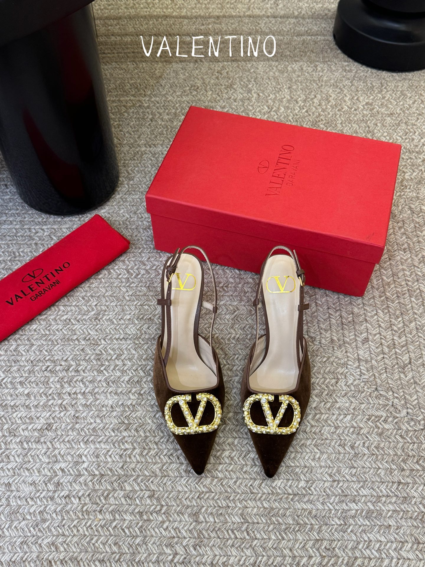 华伦天奴Valentino水晶镶珍珠水钻元素上的金色勾丝点缀水晶镶嵌奢华精致让Valentino包和高跟