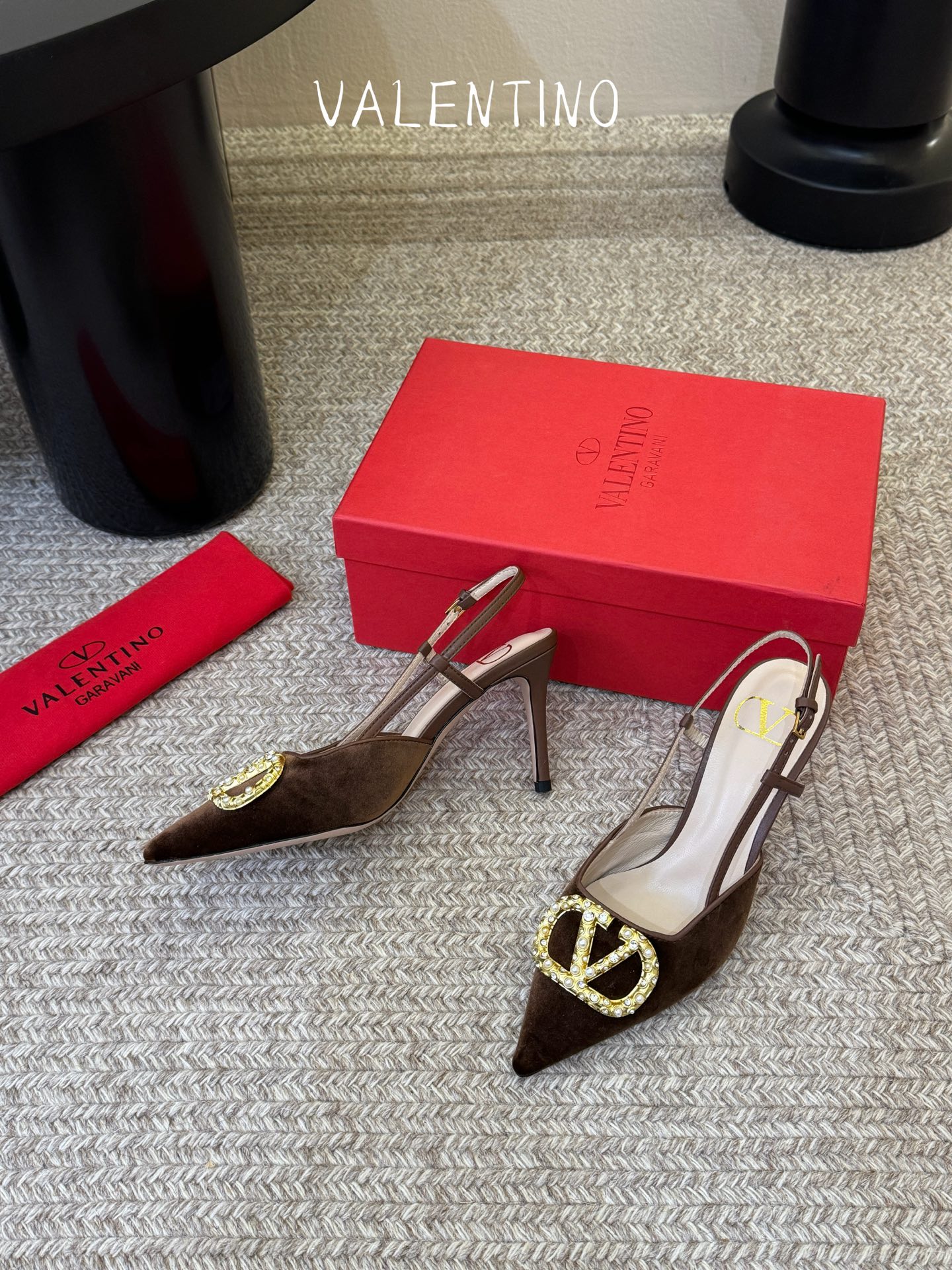 华伦天奴Valentino水晶镶珍珠水钻元素上的金色勾丝点缀水晶镶嵌奢华精致让Valentino包和高跟