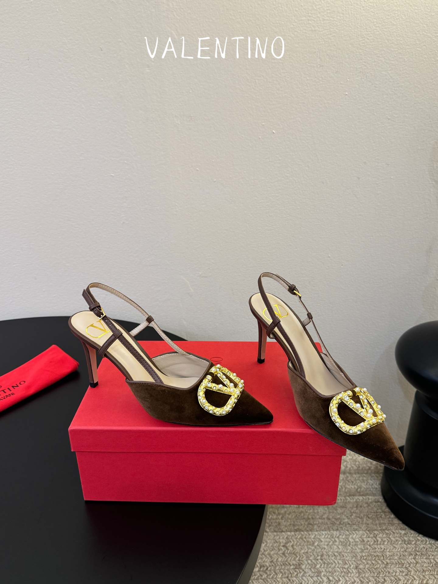 华伦天奴Valentino水晶镶珍珠水钻元素上的金色勾丝点缀水晶镶嵌奢华精致让Valentino包和高跟