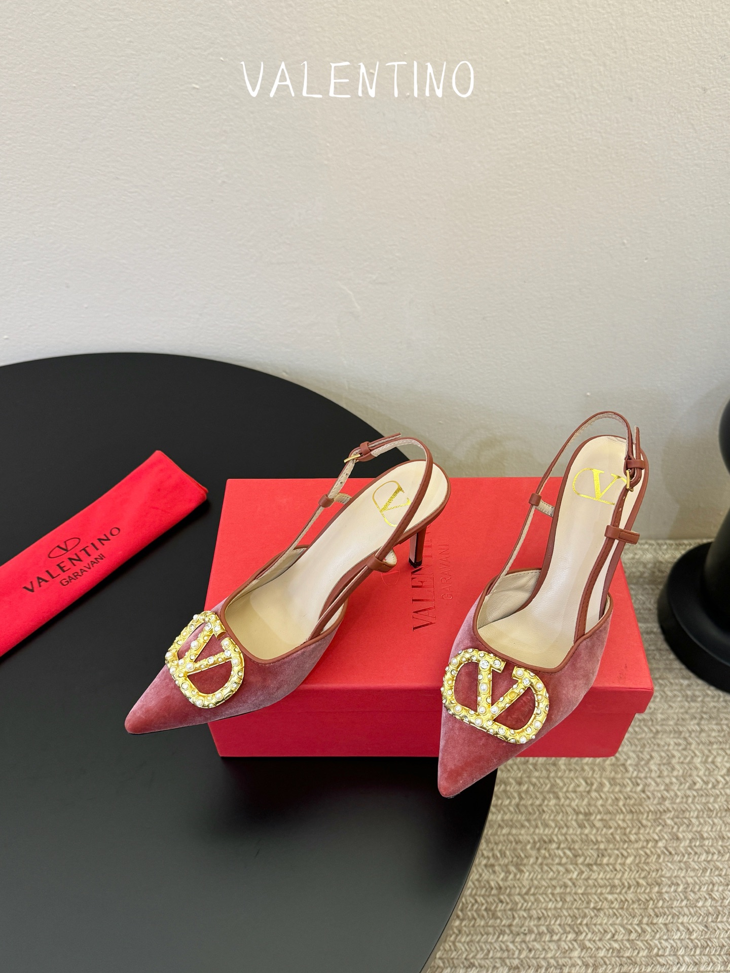 华伦天奴Valentino水晶镶珍珠水钻元素上的金色勾丝点缀水晶镶嵌奢华精致让Valentino包和高跟