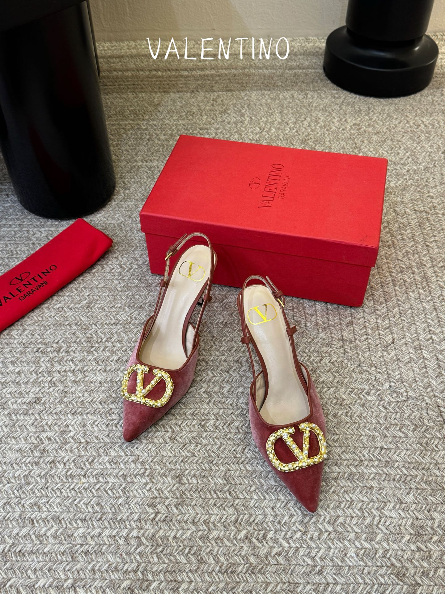 华伦天奴Valentino水晶镶珍珠水钻元素上的金色勾丝点缀水晶镶嵌奢华精致让Valentino包和高跟