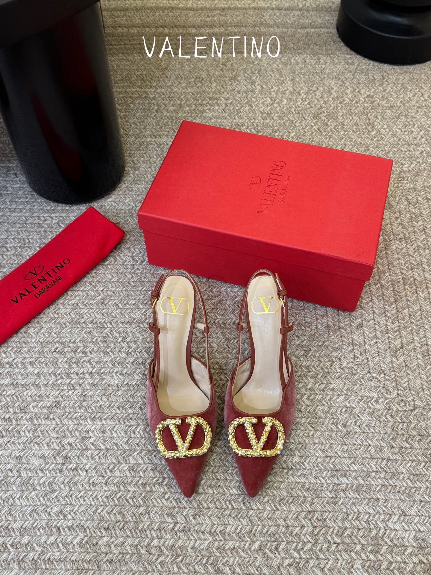 华伦天奴Valentino水晶镶珍珠水钻元素上的金色勾丝点缀水晶镶嵌奢华精致让Valentino包和高跟