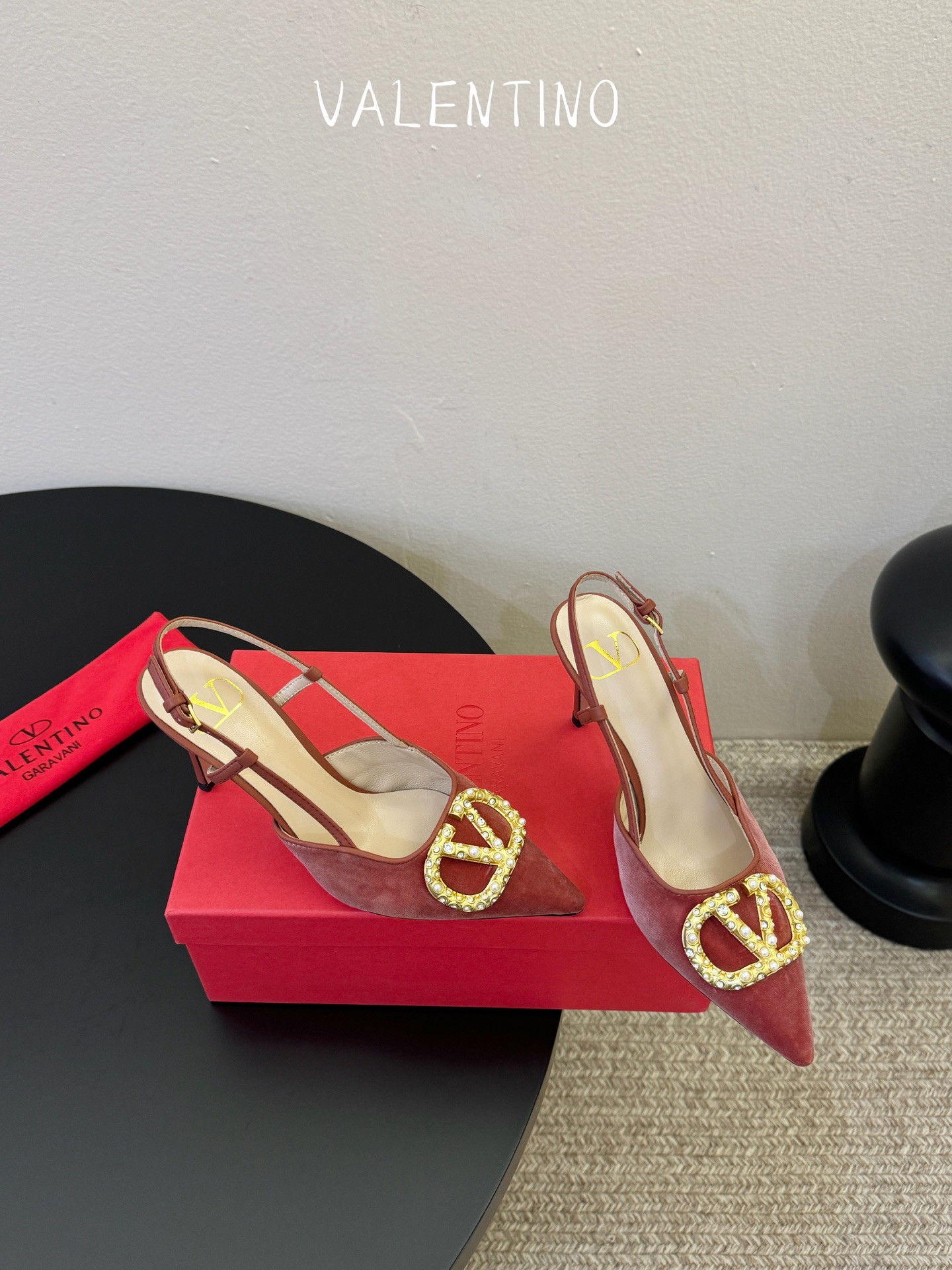 华伦天奴Valentino水晶镶珍珠水钻元素上的金色勾丝点缀水晶镶嵌奢华精致让Valentino包和高跟