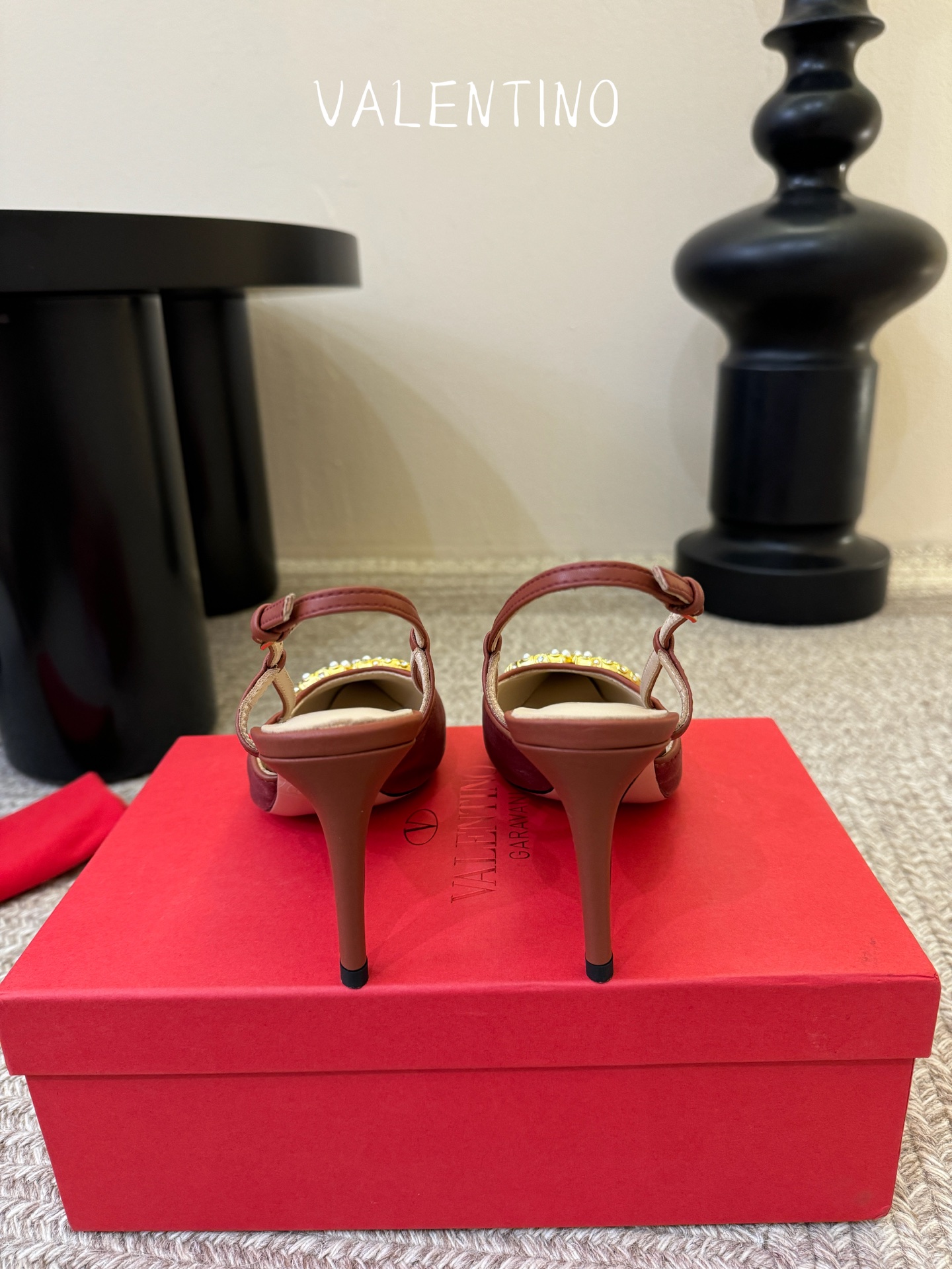 华伦天奴Valentino水晶镶珍珠水钻元素上的金色勾丝点缀水晶镶嵌奢华精致让Valentino包和高跟