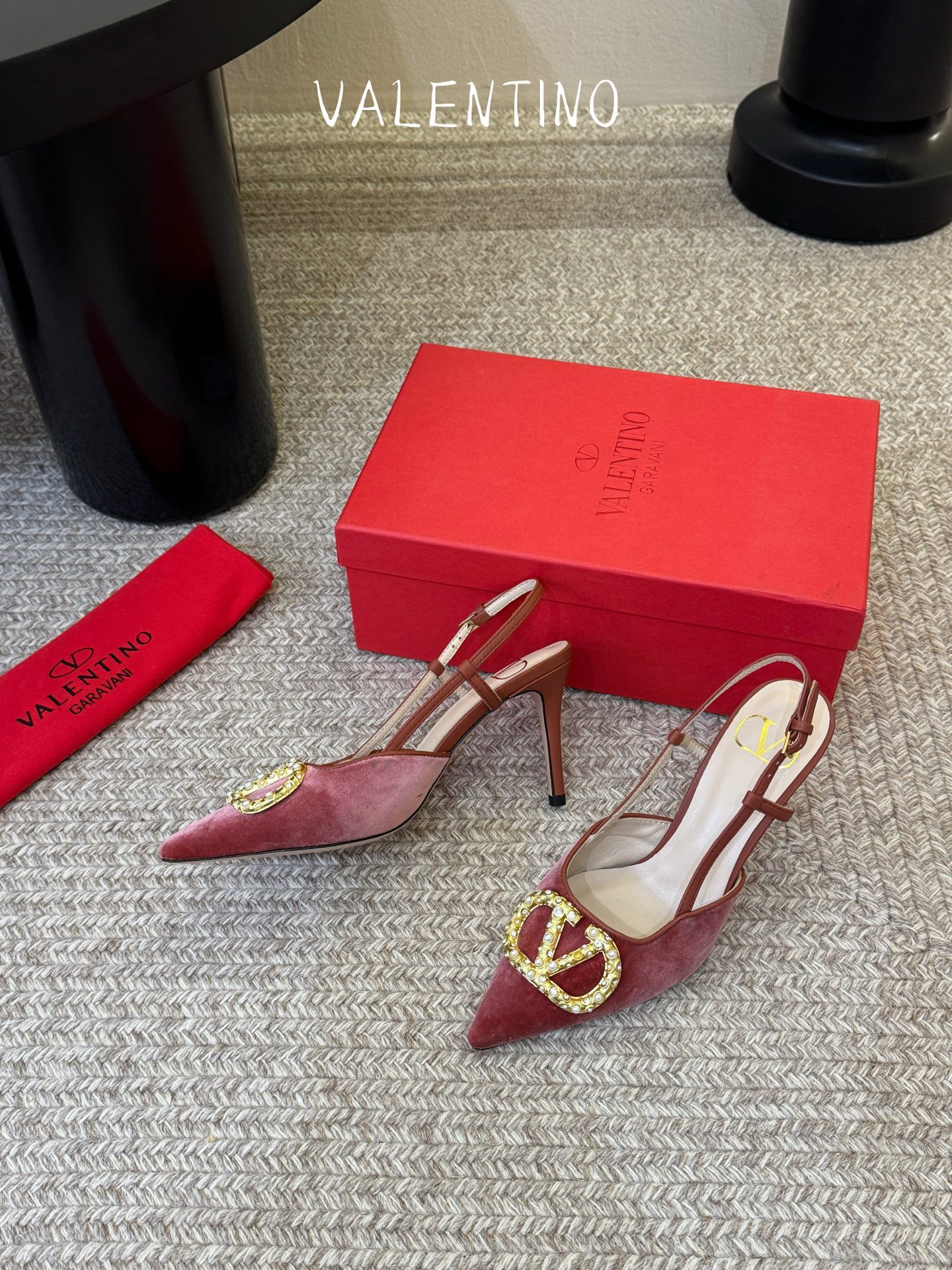 华伦天奴Valentino水晶镶珍珠水钻元素上的金色勾丝点缀水晶镶嵌奢华精致让Valentino包和高跟