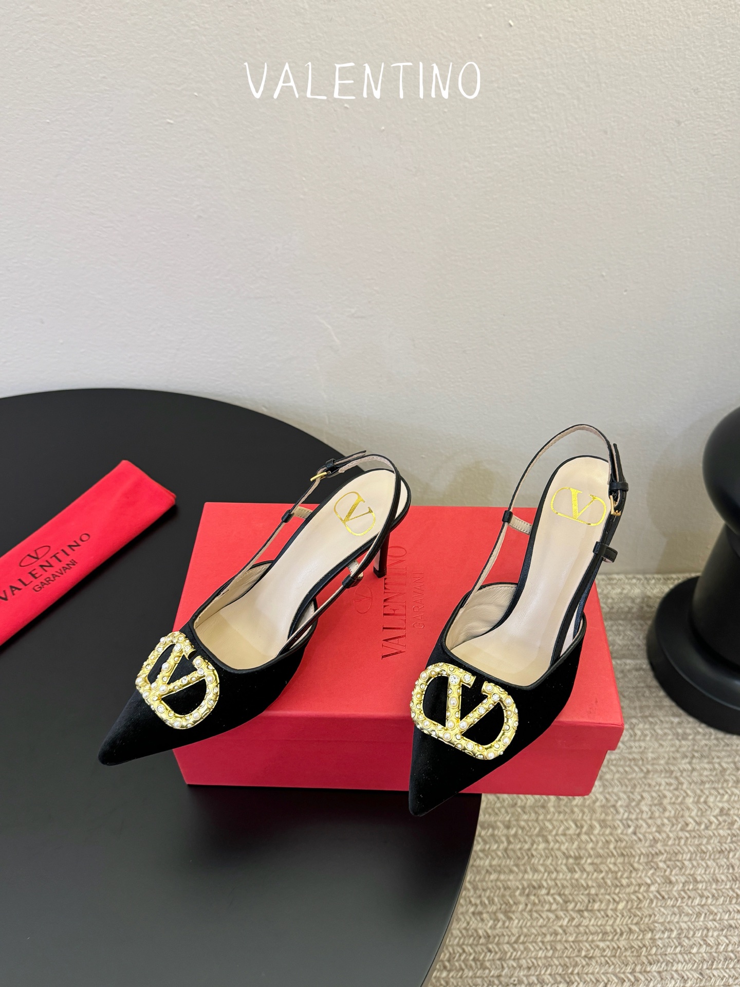 华伦天奴Valentino水晶镶珍珠水钻元素上的金色勾丝点缀水晶镶嵌奢华精致让Valentino包和高跟