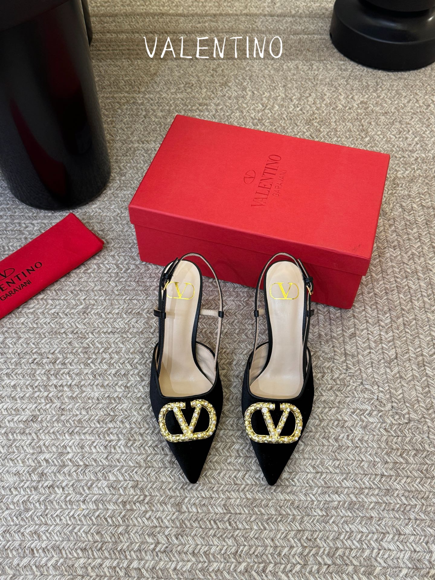 华伦天奴Valentino水晶镶珍珠水钻元素上的金色勾丝点缀水晶镶嵌奢华精致让Valentino包和高跟