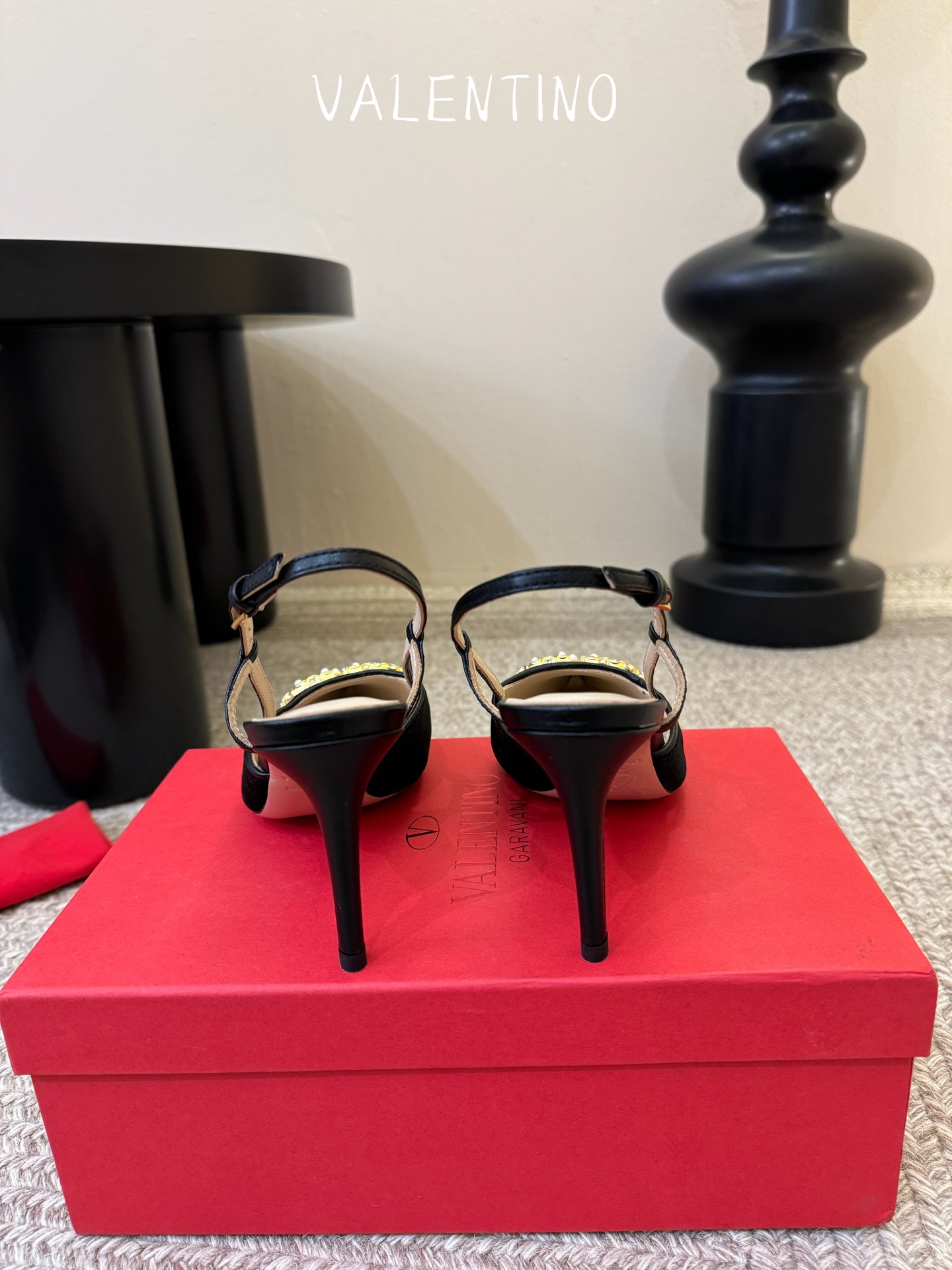 华伦天奴Valentino水晶镶珍珠水钻元素上的金色勾丝点缀水晶镶嵌奢华精致让Valentino包和高跟