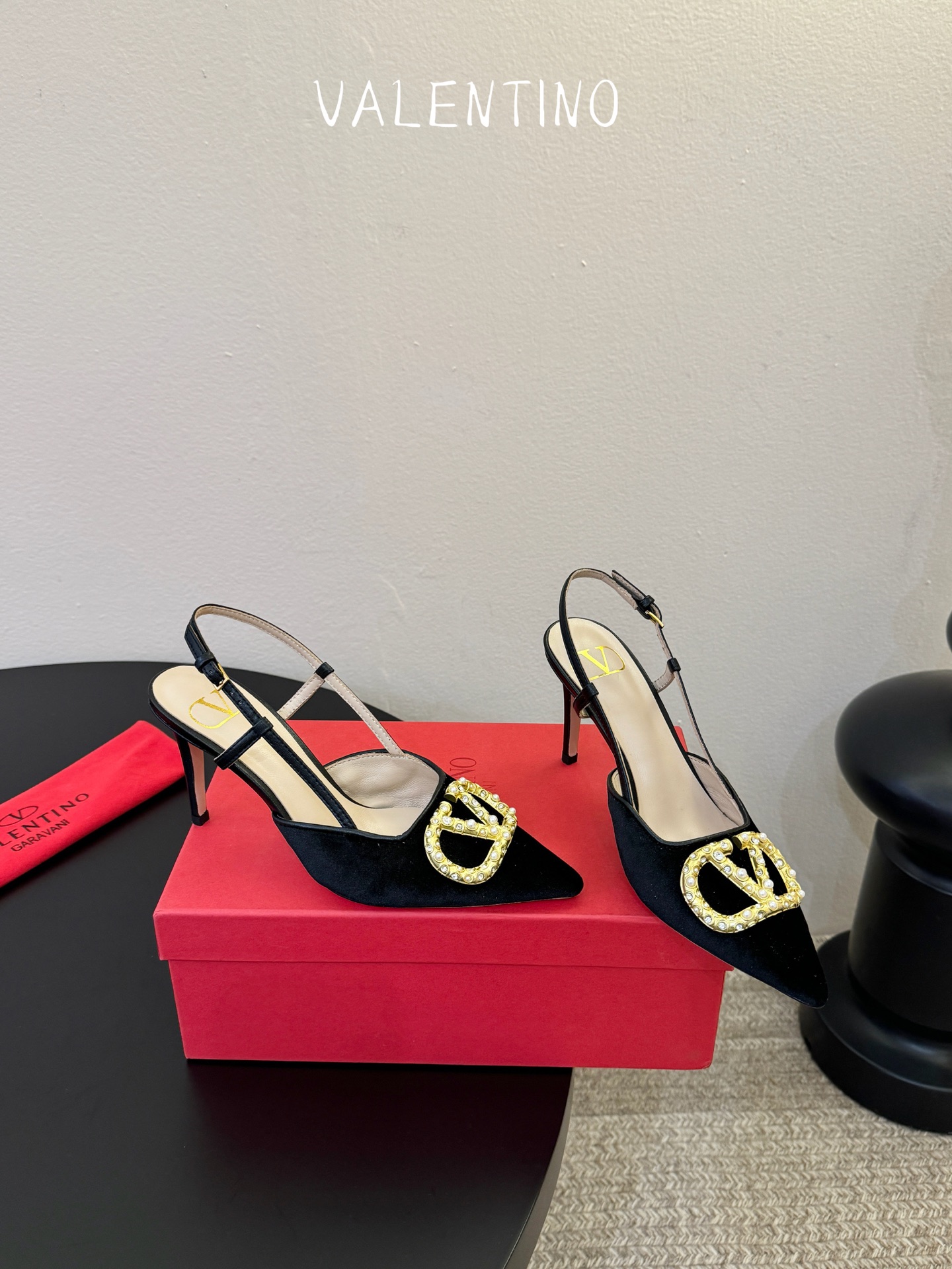 华伦天奴Valentino水晶镶珍珠水钻元素上的金色勾丝点缀水晶镶嵌奢华精致让Valentino包和高跟