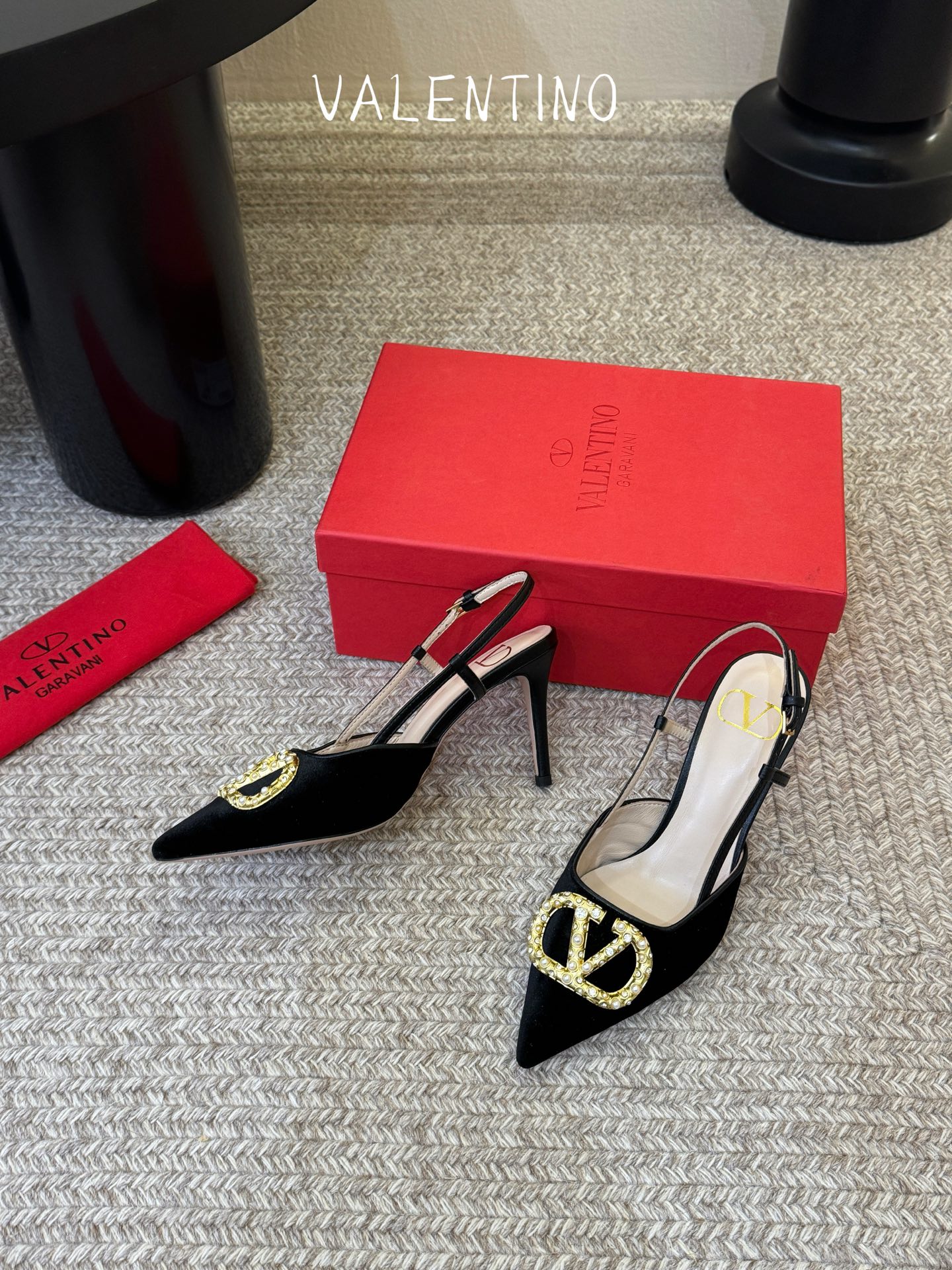 华伦天奴Valentino水晶镶珍珠水钻元素上的金色勾丝点缀水晶镶嵌奢华精致让Valentino包和高跟