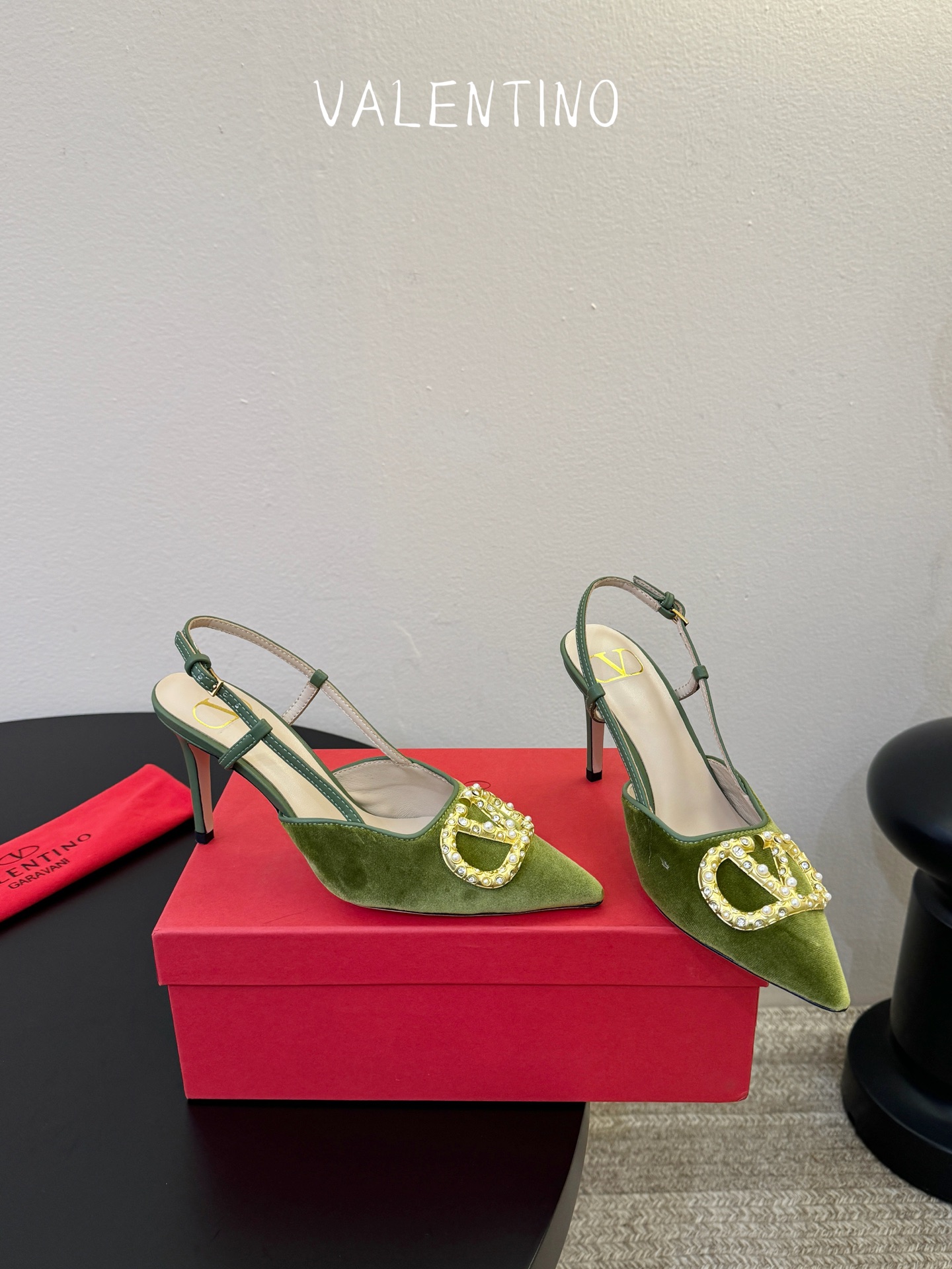 华伦天奴Valentino水晶镶珍珠水钻元素上的金色勾丝点缀水晶镶嵌奢华精致让Valentino包和高跟