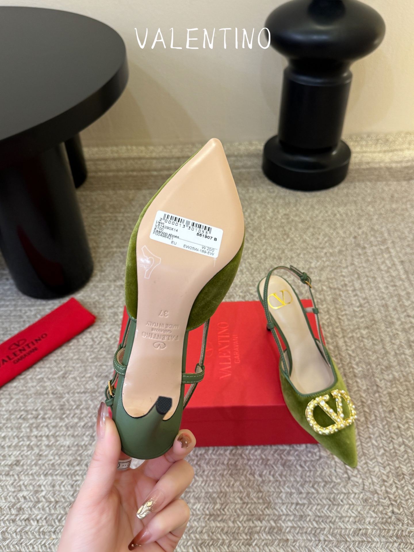 华伦天奴Valentino水晶镶珍珠水钻元素上的金色勾丝点缀水晶镶嵌奢华精致让Valentino包和高跟