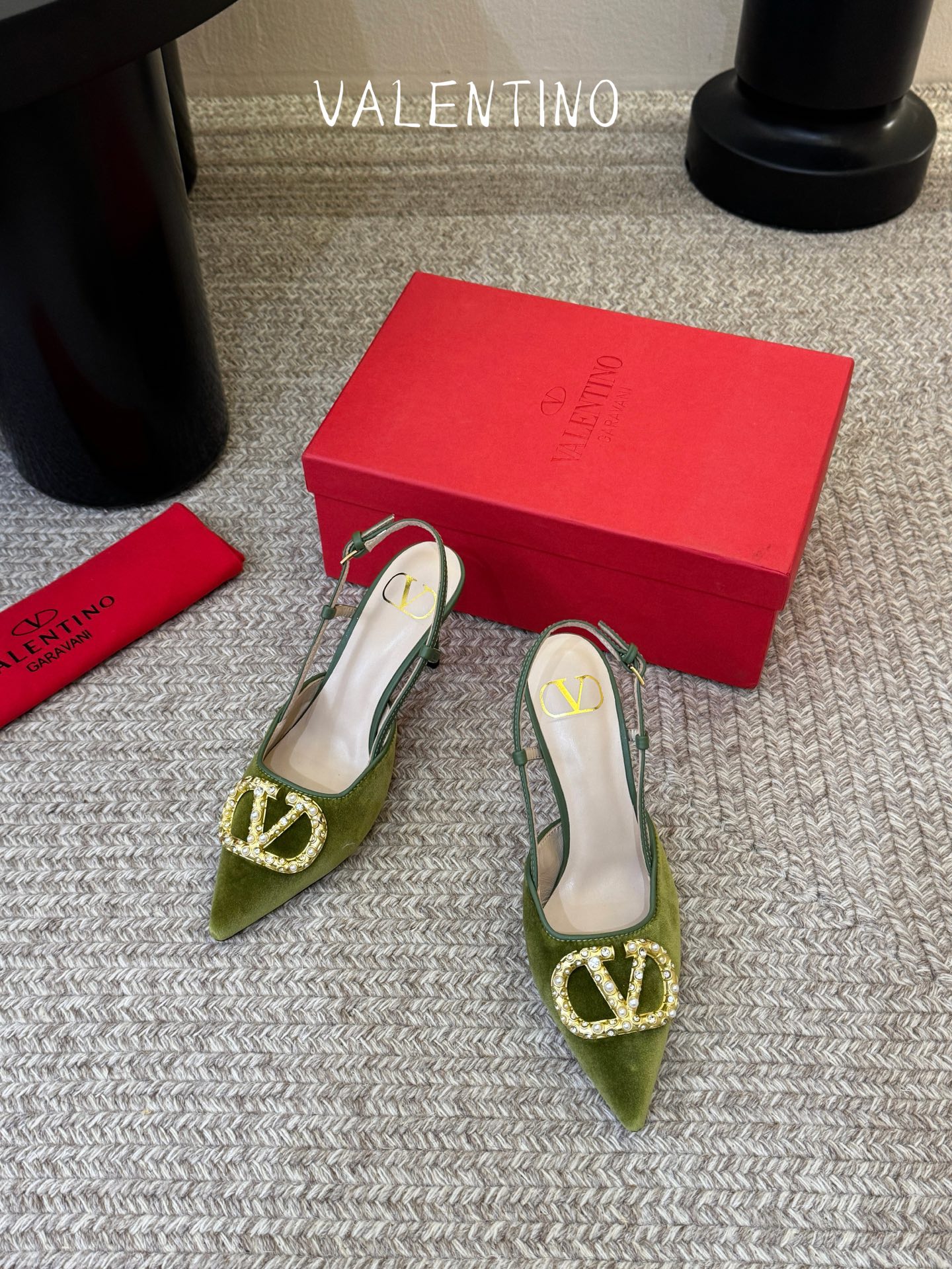 华伦天奴Valentino水晶镶珍珠水钻元素上的金色勾丝点缀水晶镶嵌奢华精致让Valentino包和高跟