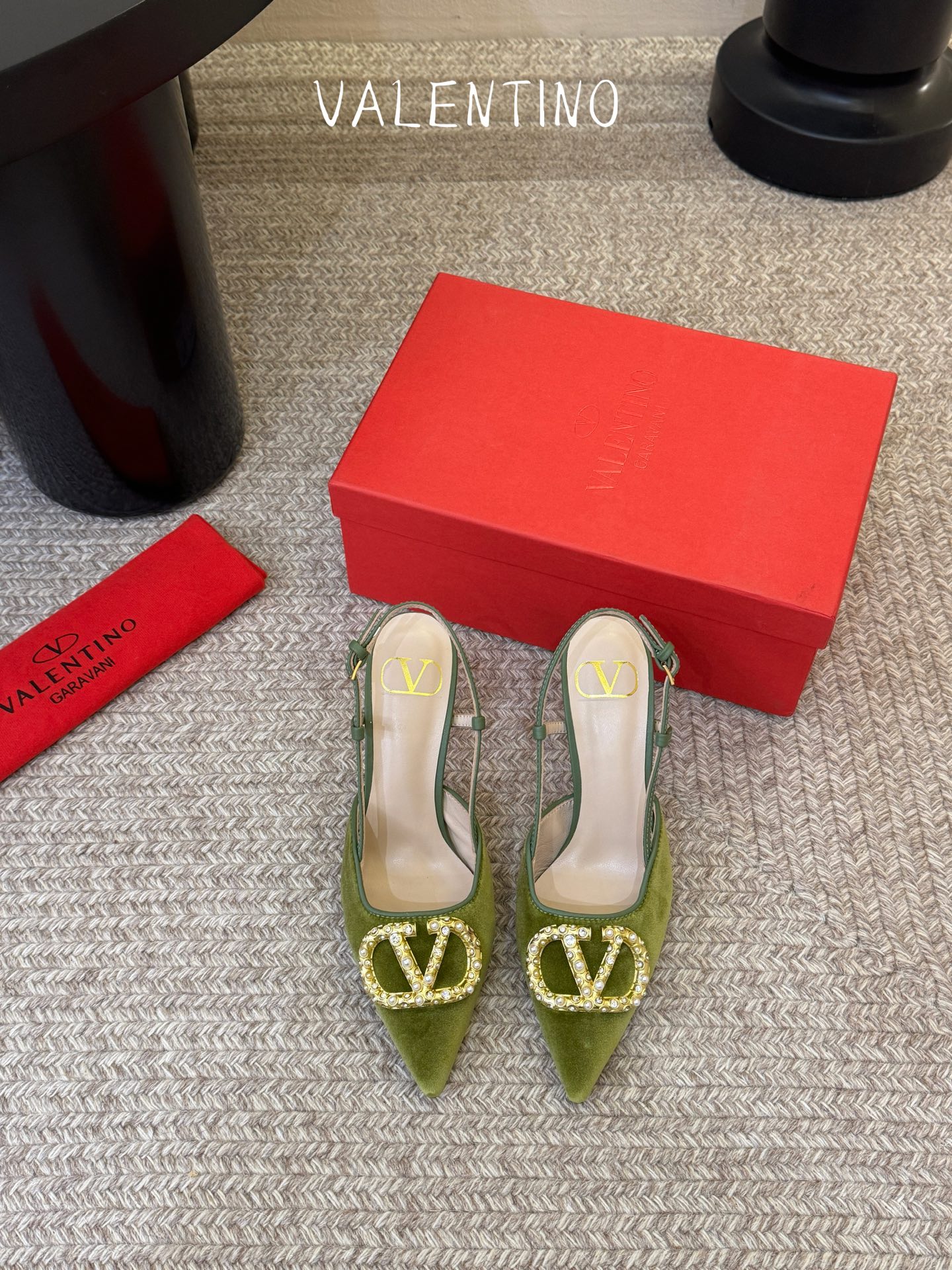 华伦天奴Valentino水晶镶珍珠水钻元素上的金色勾丝点缀水晶镶嵌奢华精致让Valentino包和高跟