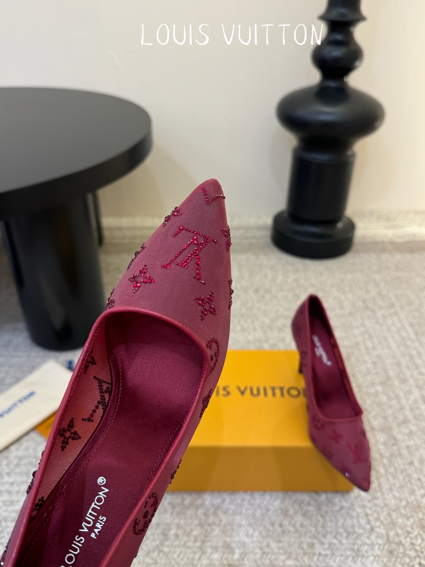 LV驴牌2026年新款 Gala网纱烫钻高跟鞋由璀璨莱茵石组成Monogram的雅致 真皮底三个跟:平底