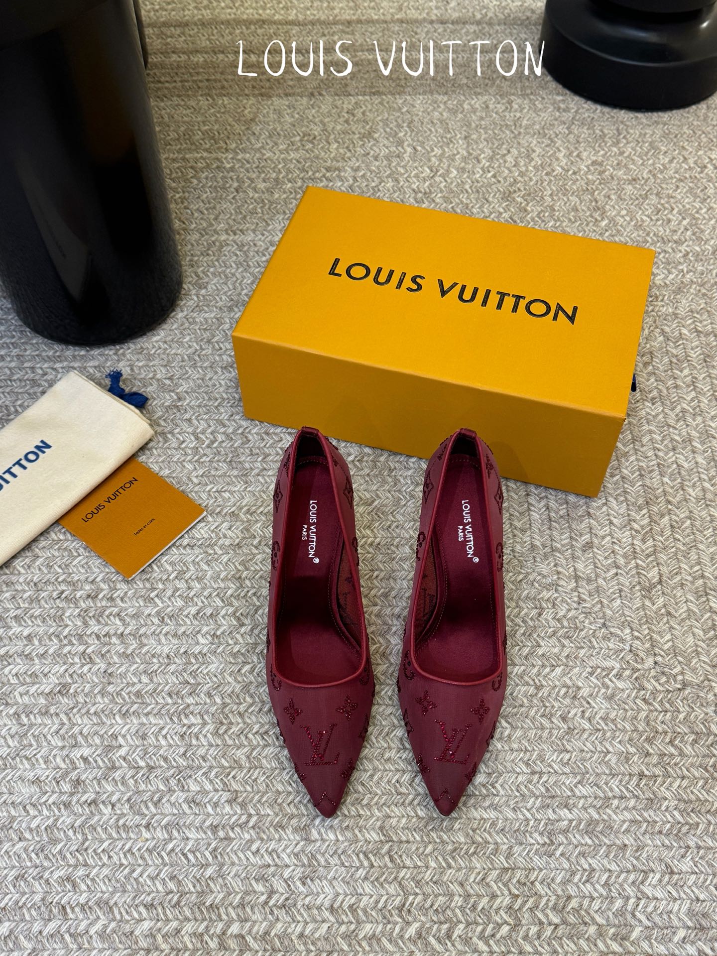 LV驴牌2026年新款 Gala网纱烫钻高跟鞋由璀璨莱茵石组成Monogram的雅致 真皮底三个跟:平底