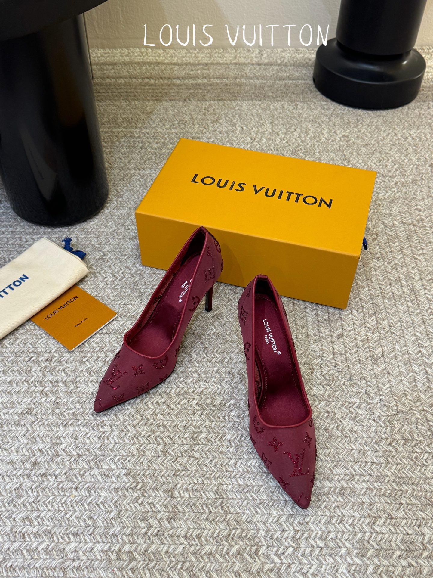 LV驴牌2026年新款 Gala网纱烫钻高跟鞋由璀璨莱茵石组成Monogram的雅致 真皮底三个跟:平底