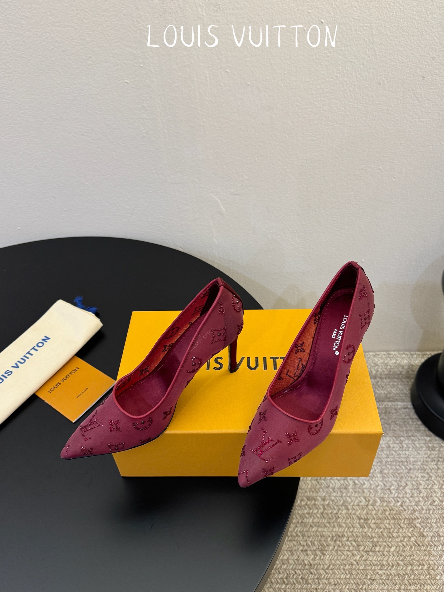 LV驴牌2026年新款 Gala网纱烫钻高跟鞋由璀璨莱茵石组成Monogram的雅致 真皮底三个跟:平底