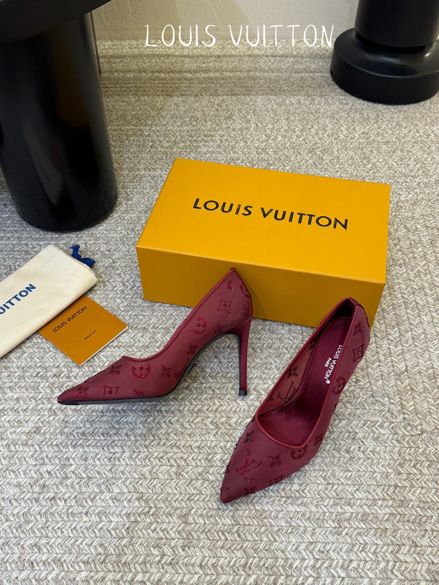 LV驴牌2026年新款 Gala网纱烫钻高跟鞋由璀璨莱茵石组成Monogram的雅致 真皮底三个跟:平底