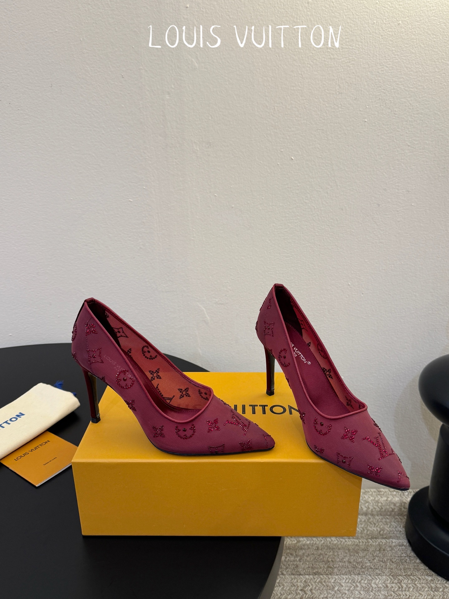 LV驴牌2026年新款 Gala网纱烫钻高跟鞋由璀璨莱茵石组成Monogram的雅致 真皮底三个跟:平底