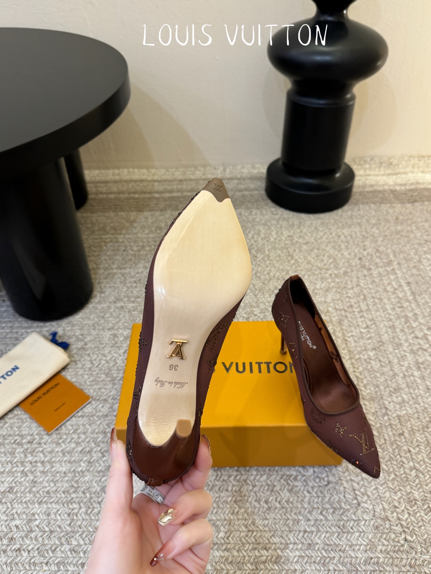 LV驴牌2026年新款 Gala网纱烫钻高跟鞋由璀璨莱茵石组成Monogram的雅致 真皮底三个跟:平底