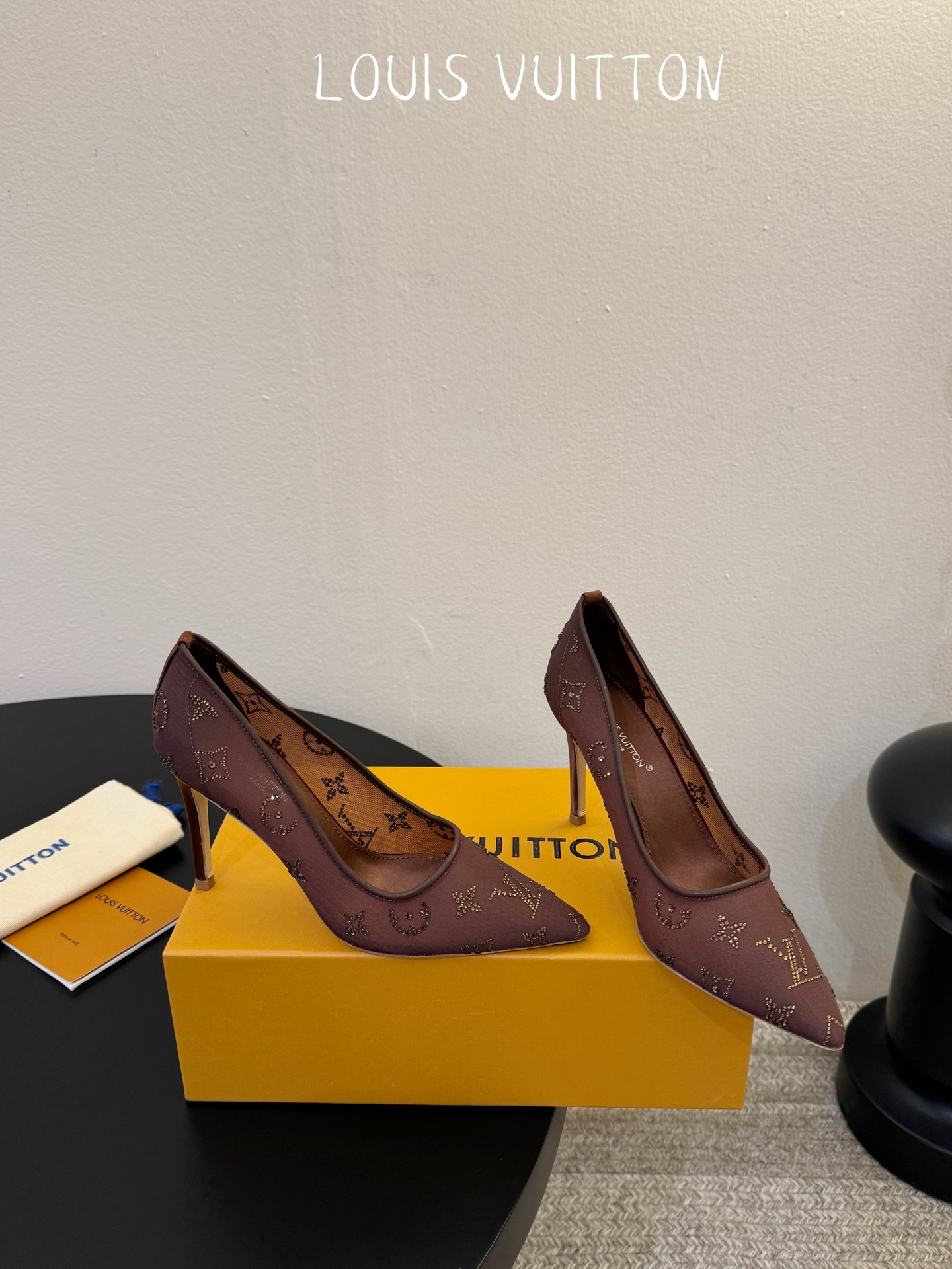 LV驴牌2026年新款 Gala网纱烫钻高跟鞋由璀璨莱茵石组成Monogram的雅致 真皮底三个跟:平底