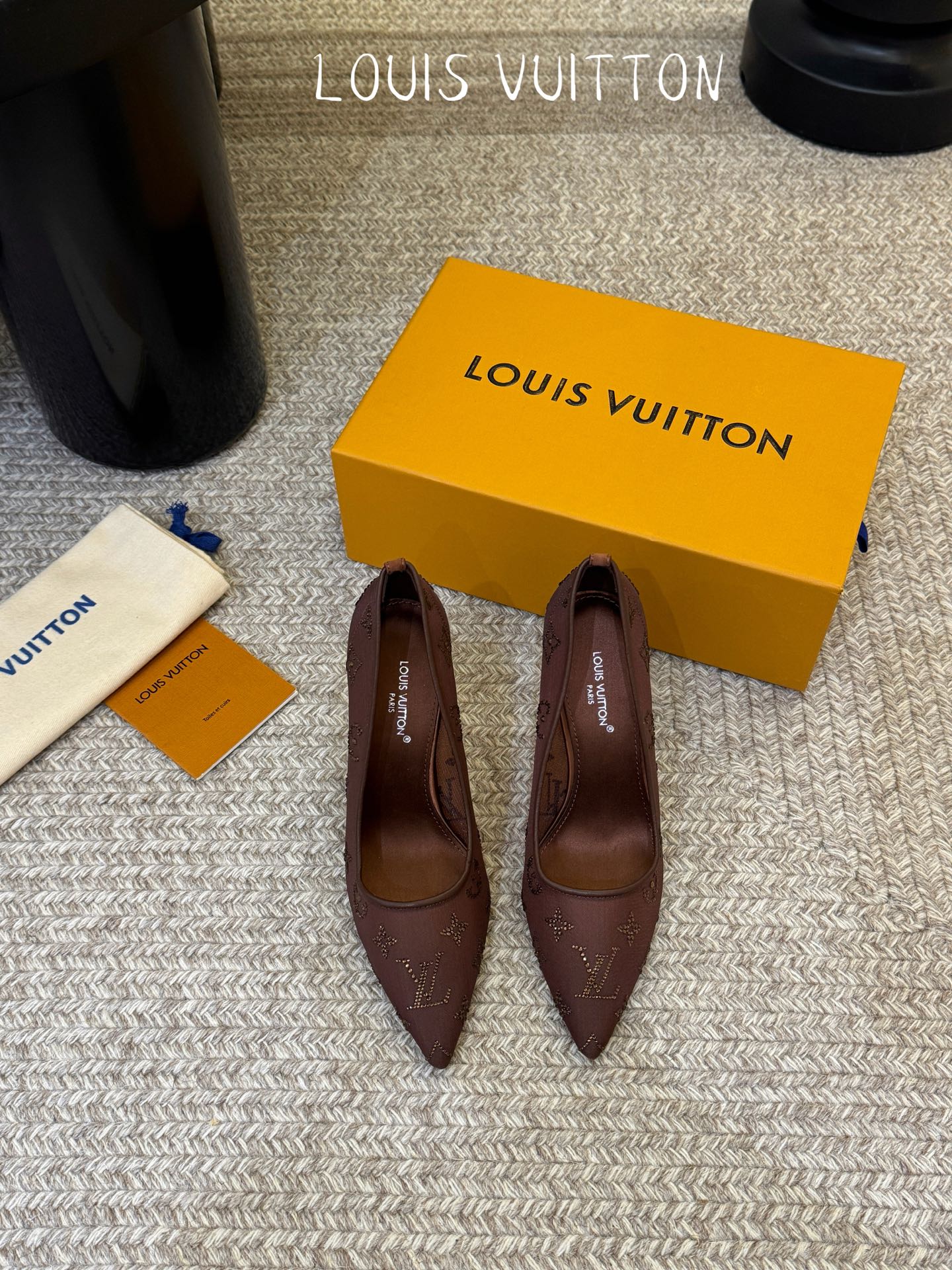 LV驴牌2026年新款 Gala网纱烫钻高跟鞋由璀璨莱茵石组成Monogram的雅致 真皮底三个跟:平底