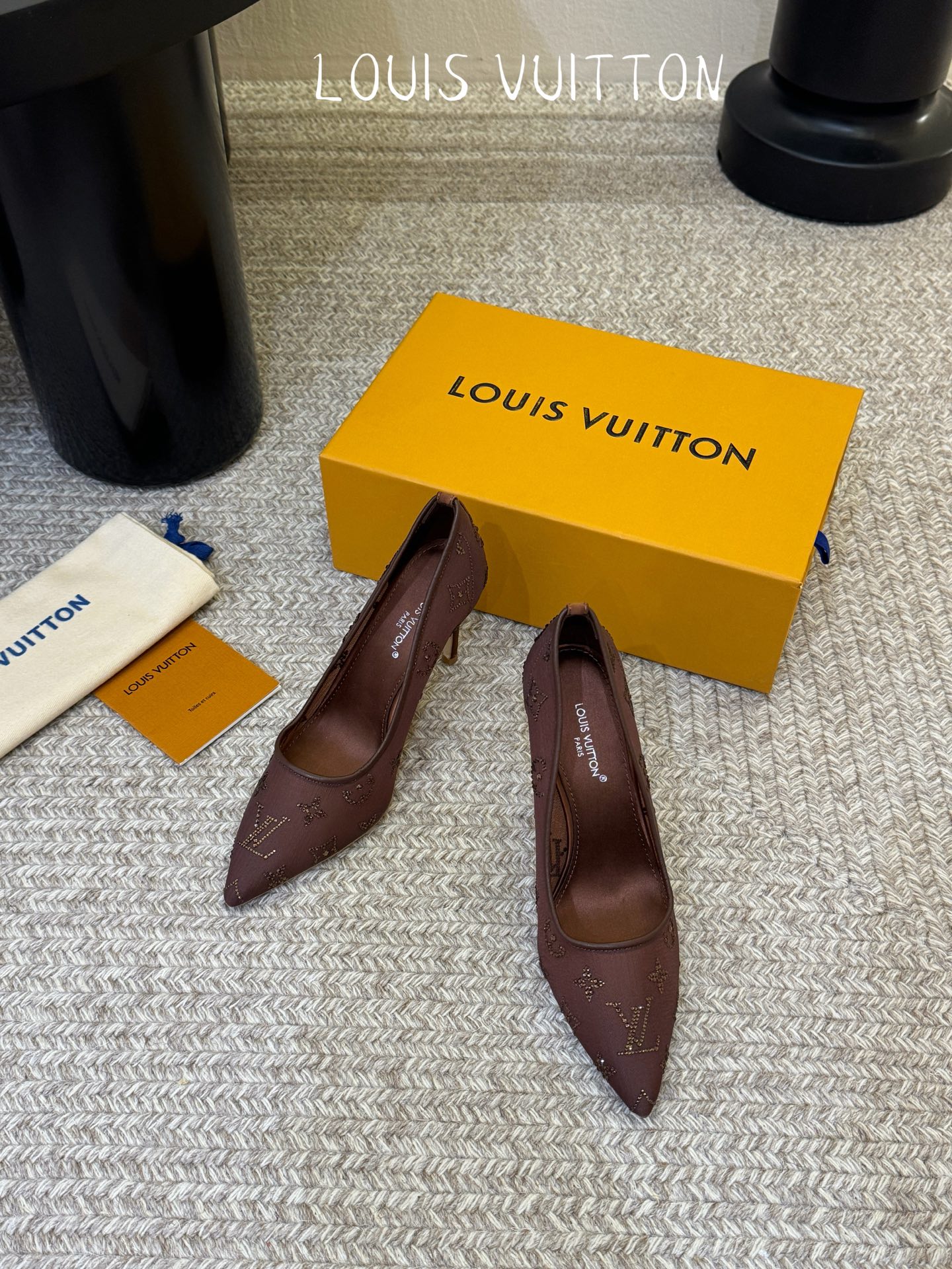 LV驴牌2026年新款 Gala网纱烫钻高跟鞋由璀璨莱茵石组成Monogram的雅致 真皮底三个跟:平底