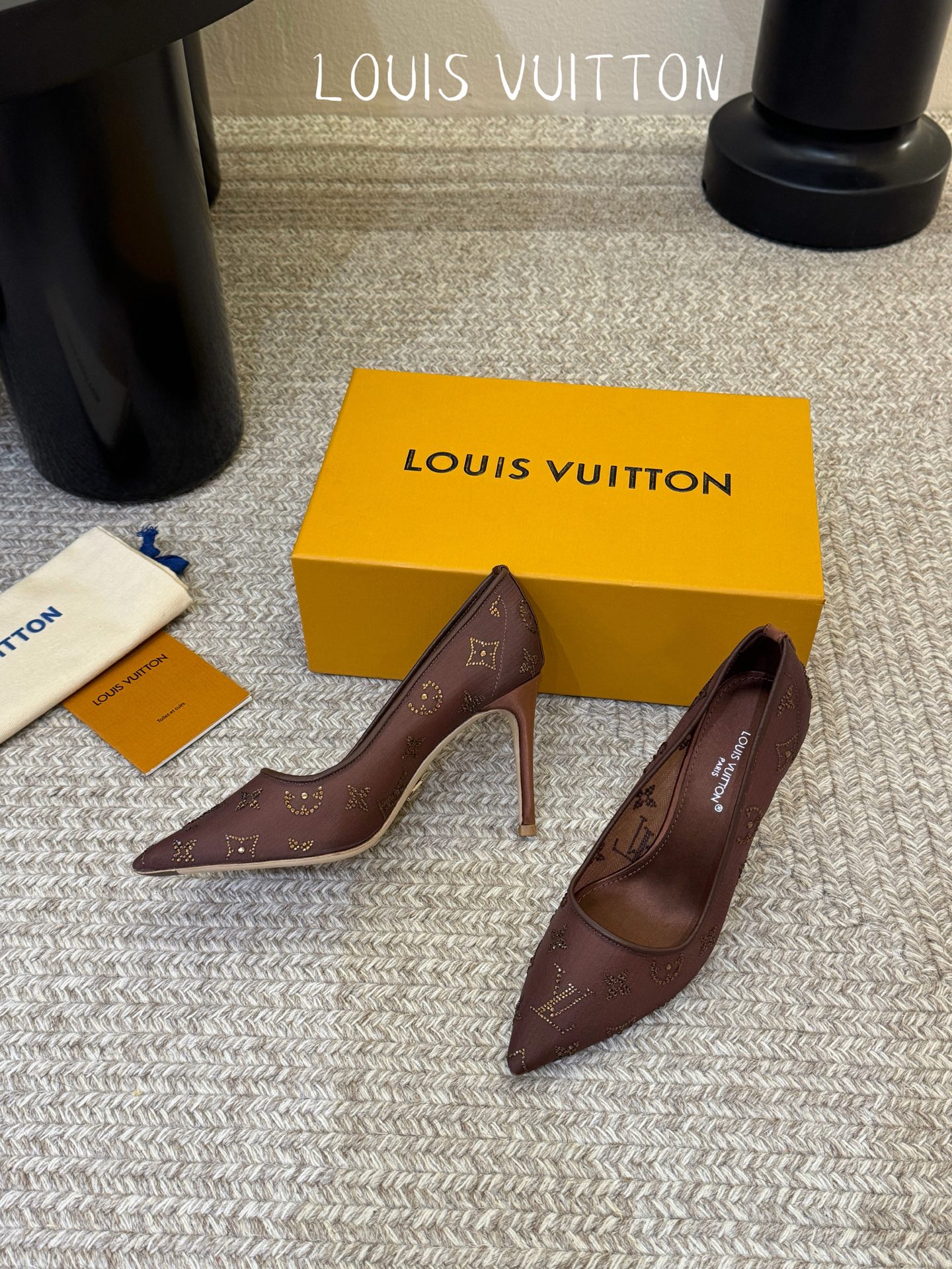 LV驴牌2026年新款 Gala网纱烫钻高跟鞋由璀璨莱茵石组成Monogram的雅致 真皮底三个跟:平底