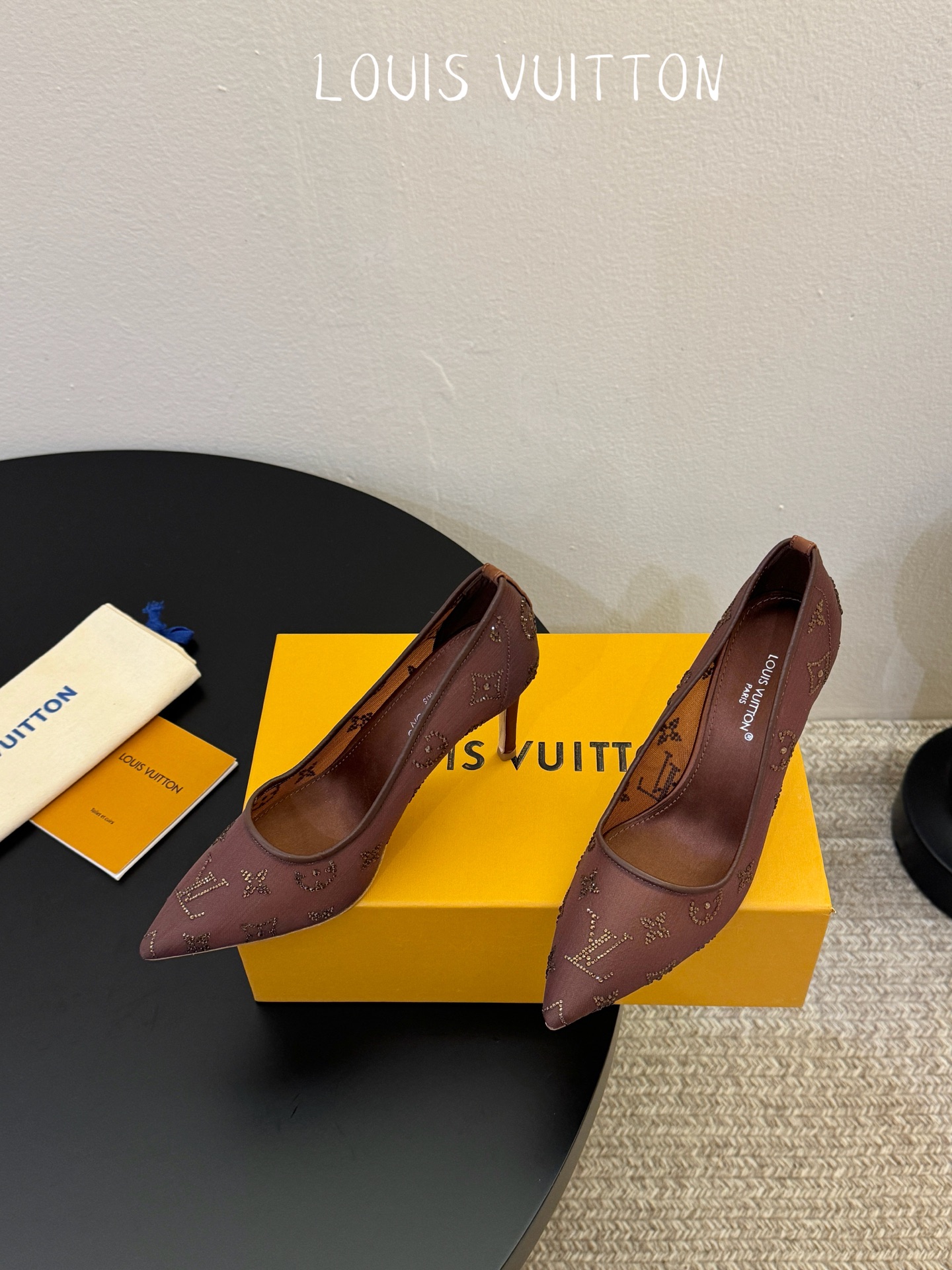 LV驴牌2026年新款 Gala网纱烫钻高跟鞋由璀璨莱茵石组成Monogram的雅致 真皮底三个跟:平底