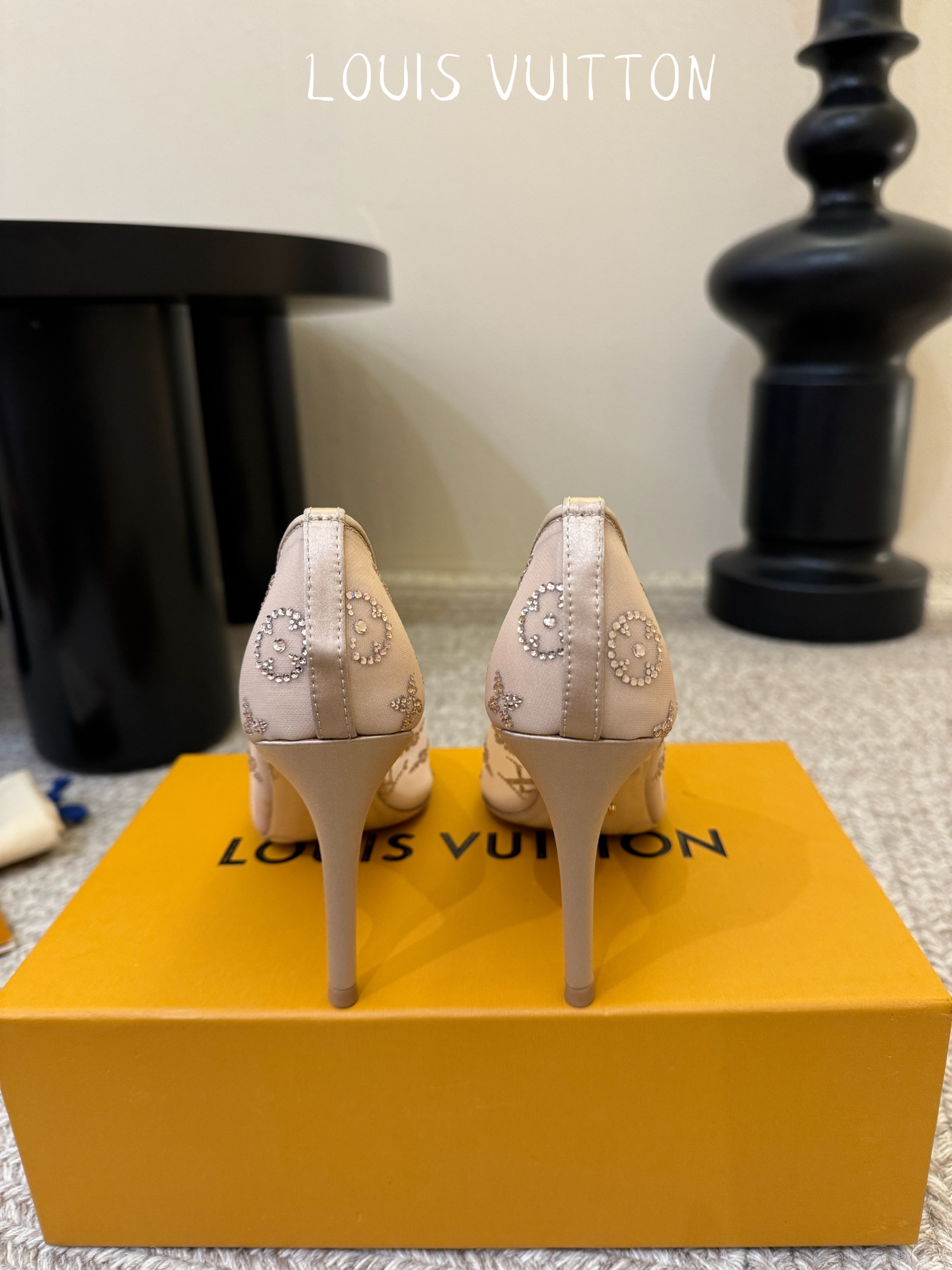 LV驴牌2026年新款 Gala网纱烫钻高跟鞋由璀璨莱茵石组成Monogram的雅致 真皮底三个跟:平底