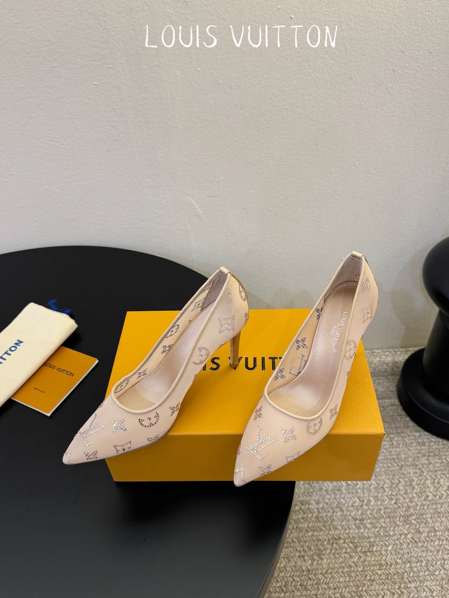 LV驴牌2026年新款 Gala网纱烫钻高跟鞋由璀璨莱茵石组成Monogram的雅致 真皮底三个跟:平底