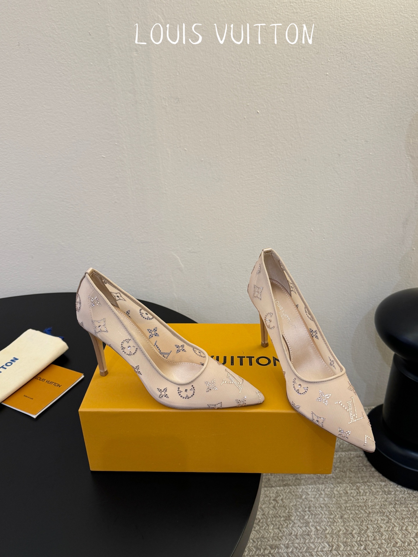 LV驴牌2026年新款 Gala网纱烫钻高跟鞋由璀璨莱茵石组成Monogram的雅致 真皮底三个跟:平底