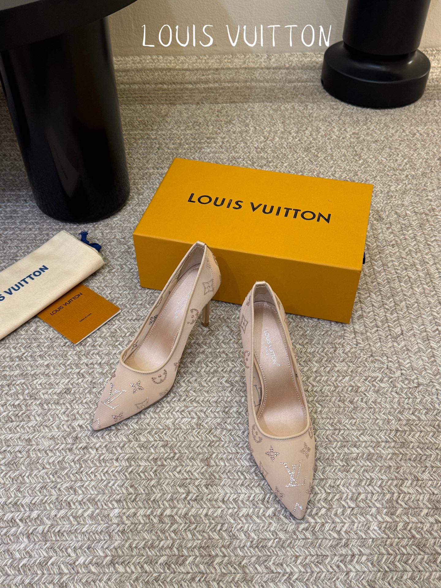 LV驴牌2026年新款 Gala网纱烫钻高跟鞋由璀璨莱茵石组成Monogram的雅致 真皮底三个跟:平底