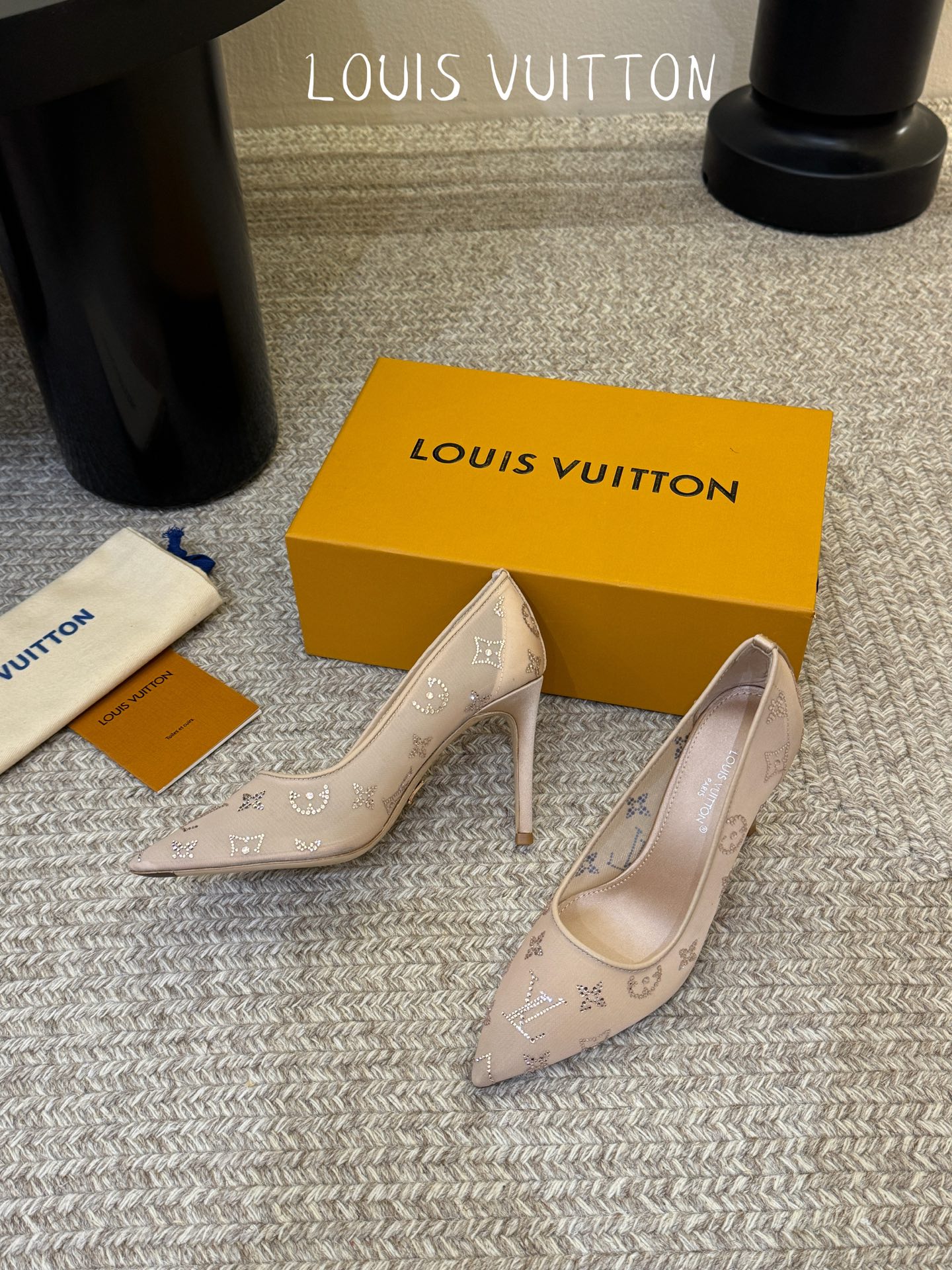 LV驴牌2026年新款 Gala网纱烫钻高跟鞋由璀璨莱茵石组成Monogram的雅致 真皮底三个跟:平底