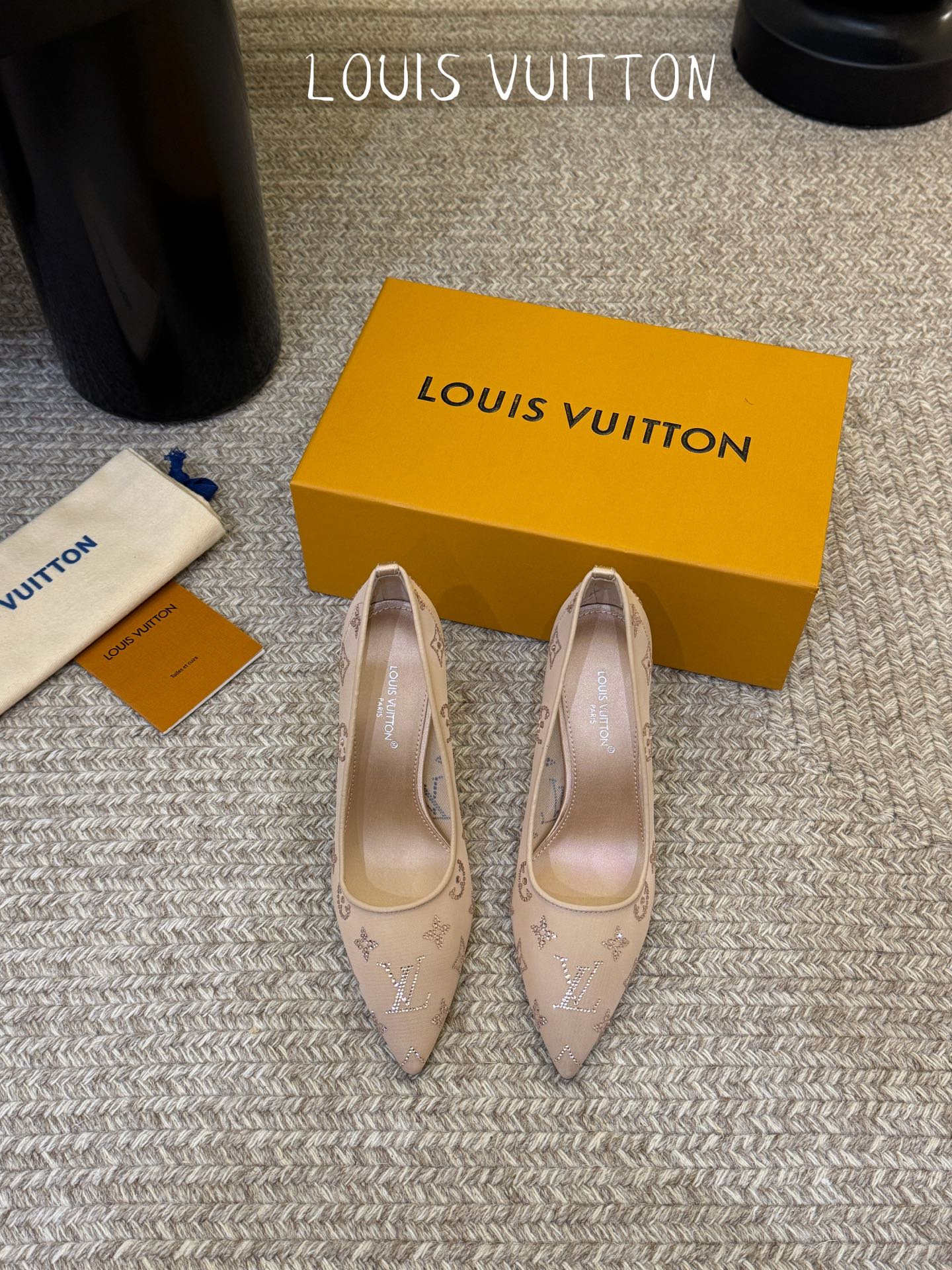 LV驴牌2026年新款 Gala网纱烫钻高跟鞋由璀璨莱茵石组成Monogram的雅致 真皮底三个跟:平底