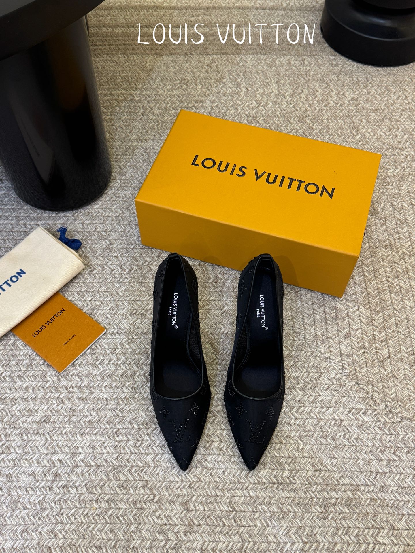 LV驴牌2026年新款 Gala网纱烫钻高跟鞋由璀璨莱茵石组成Monogram的雅致 真皮底三个跟:平底