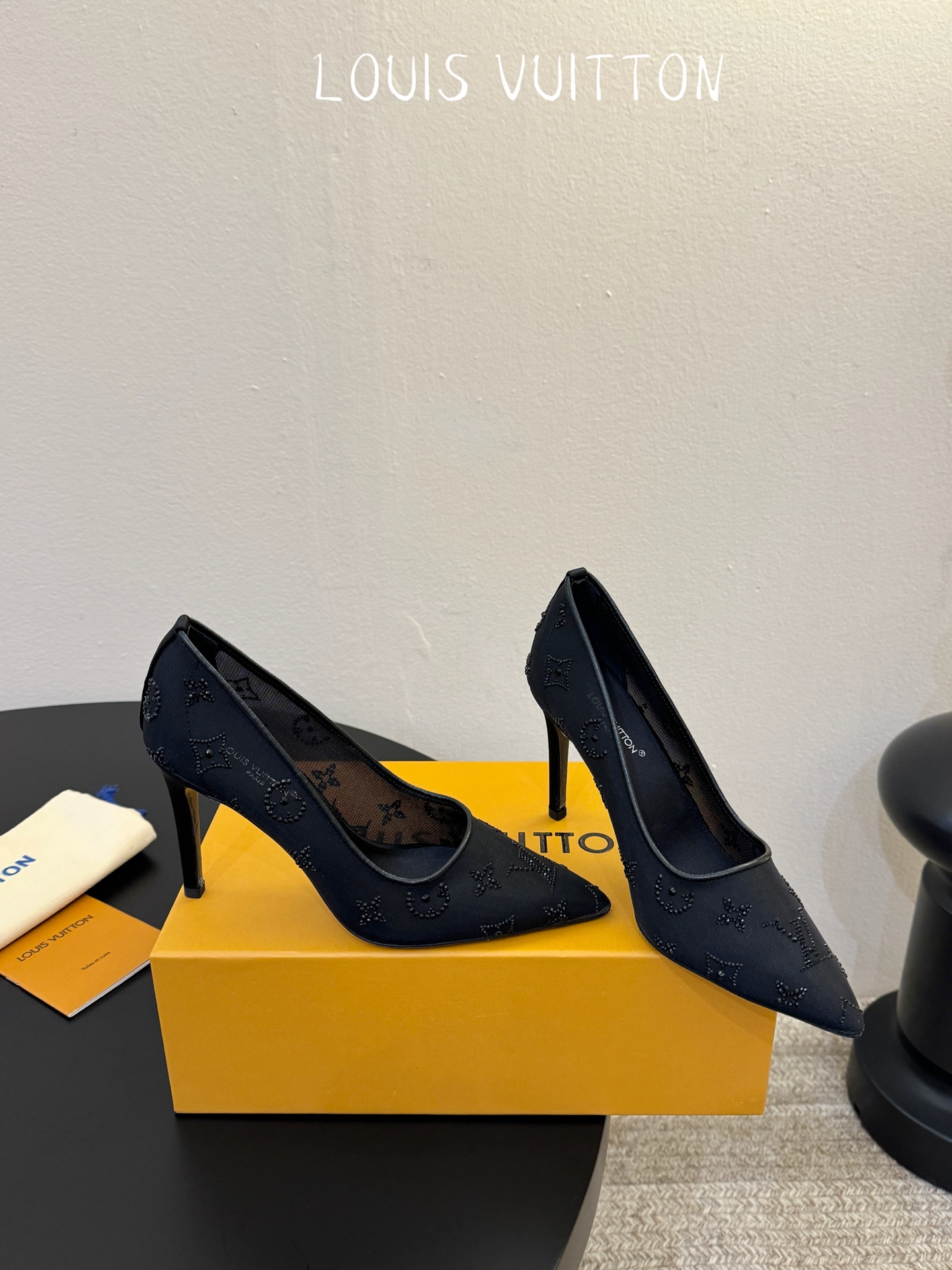 LV驴牌2026年新款 Gala网纱烫钻高跟鞋由璀璨莱茵石组成Monogram的雅致 真皮底三个跟:平底