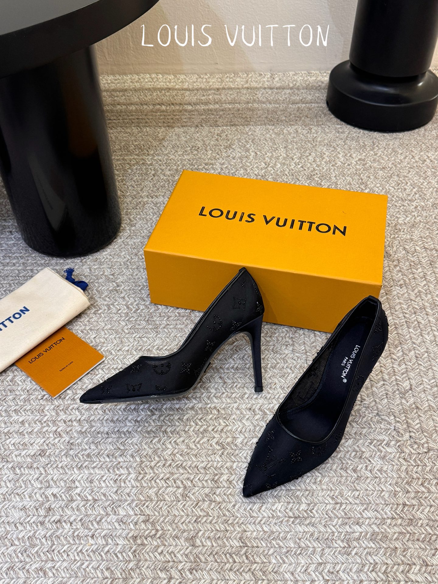 LV驴牌2026年新款 Gala网纱烫钻高跟鞋由璀璨莱茵石组成Monogram的雅致 真皮底三个跟:平底