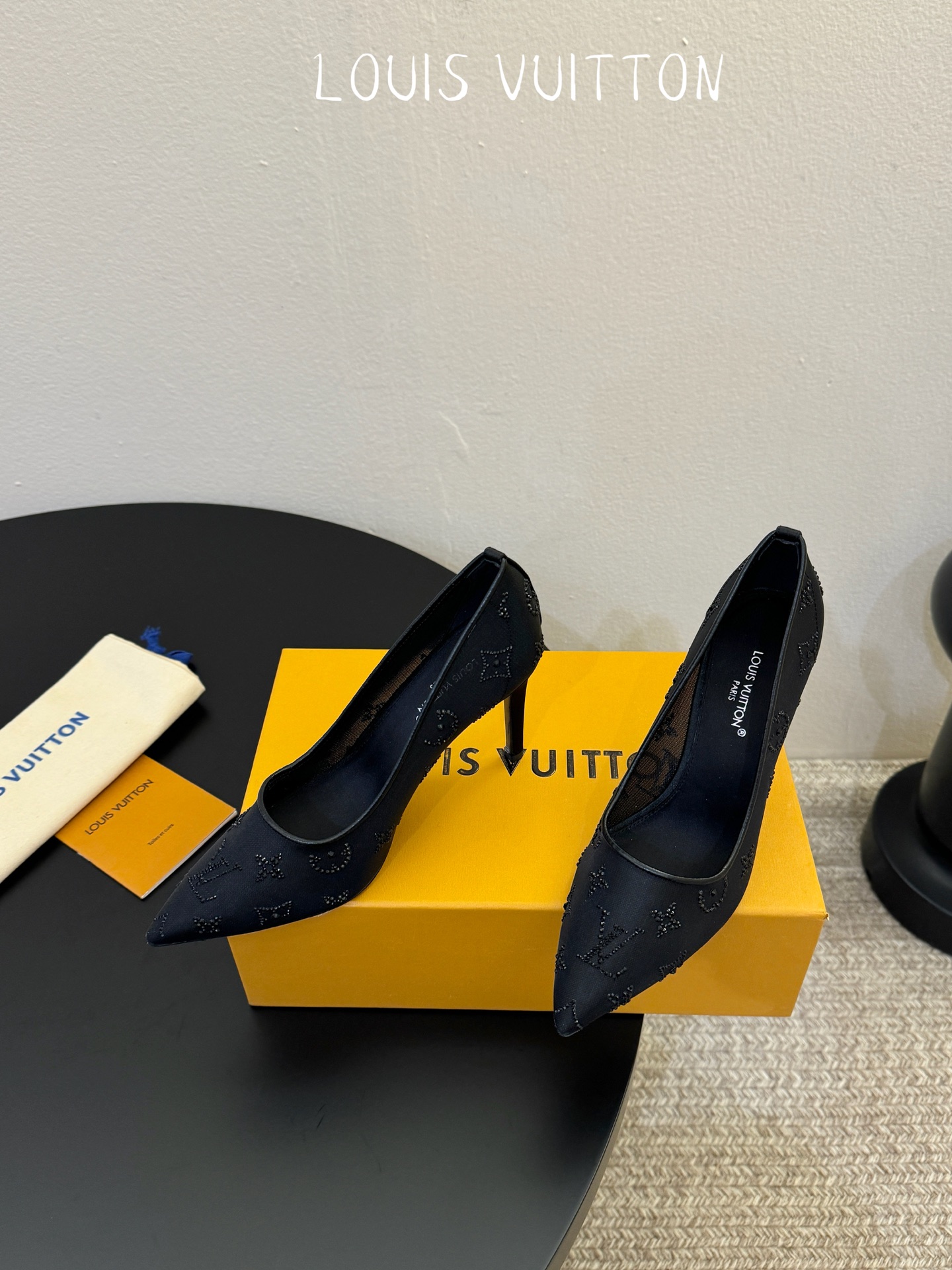 LV驴牌2026年新款 Gala网纱烫钻高跟鞋由璀璨莱茵石组成Monogram的雅致 真皮底三个跟:平底