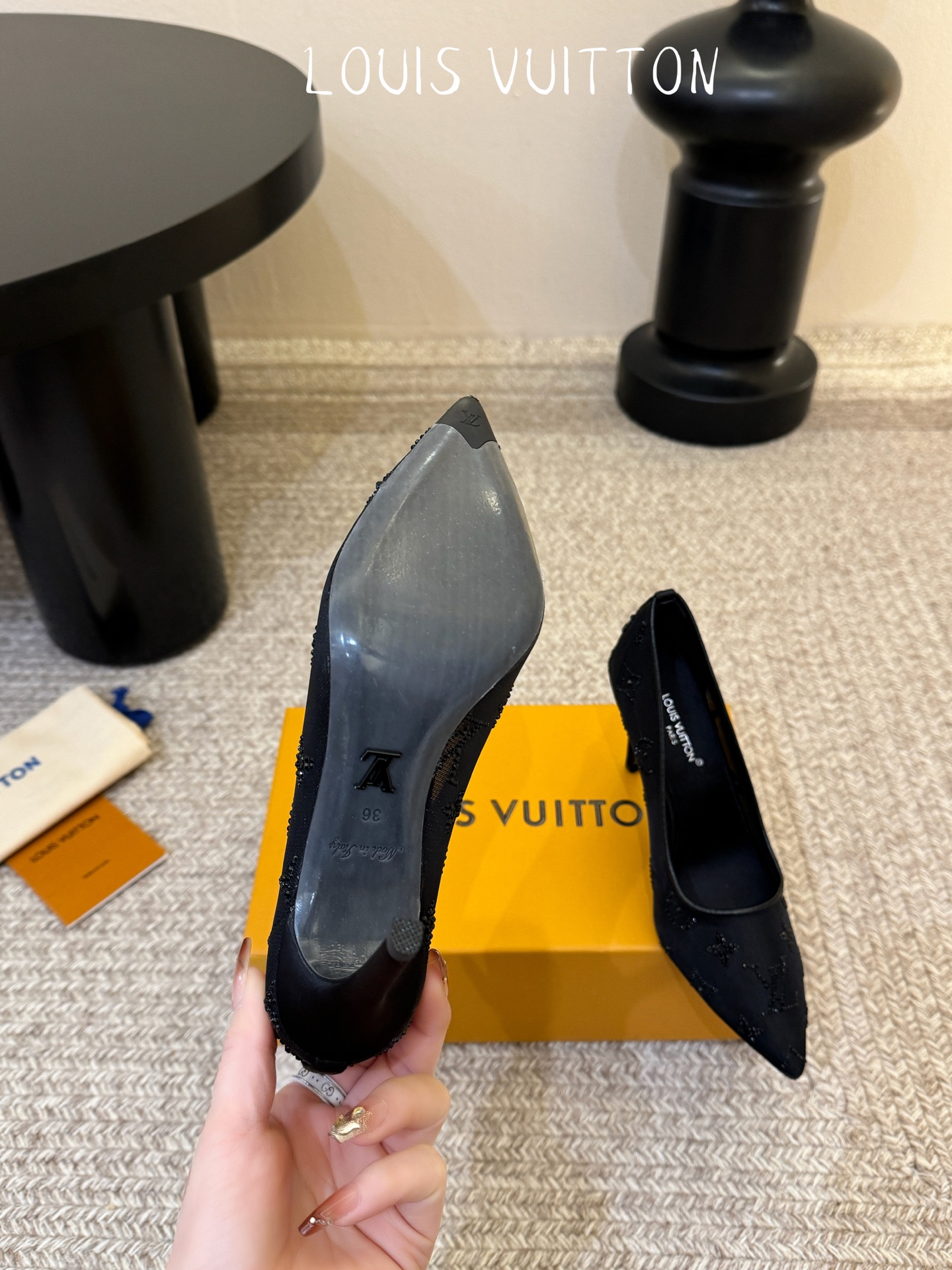 LV驴牌2026年新款 Gala网纱烫钻高跟鞋由璀璨莱茵石组成Monogram的雅致 真皮底三个跟:平底