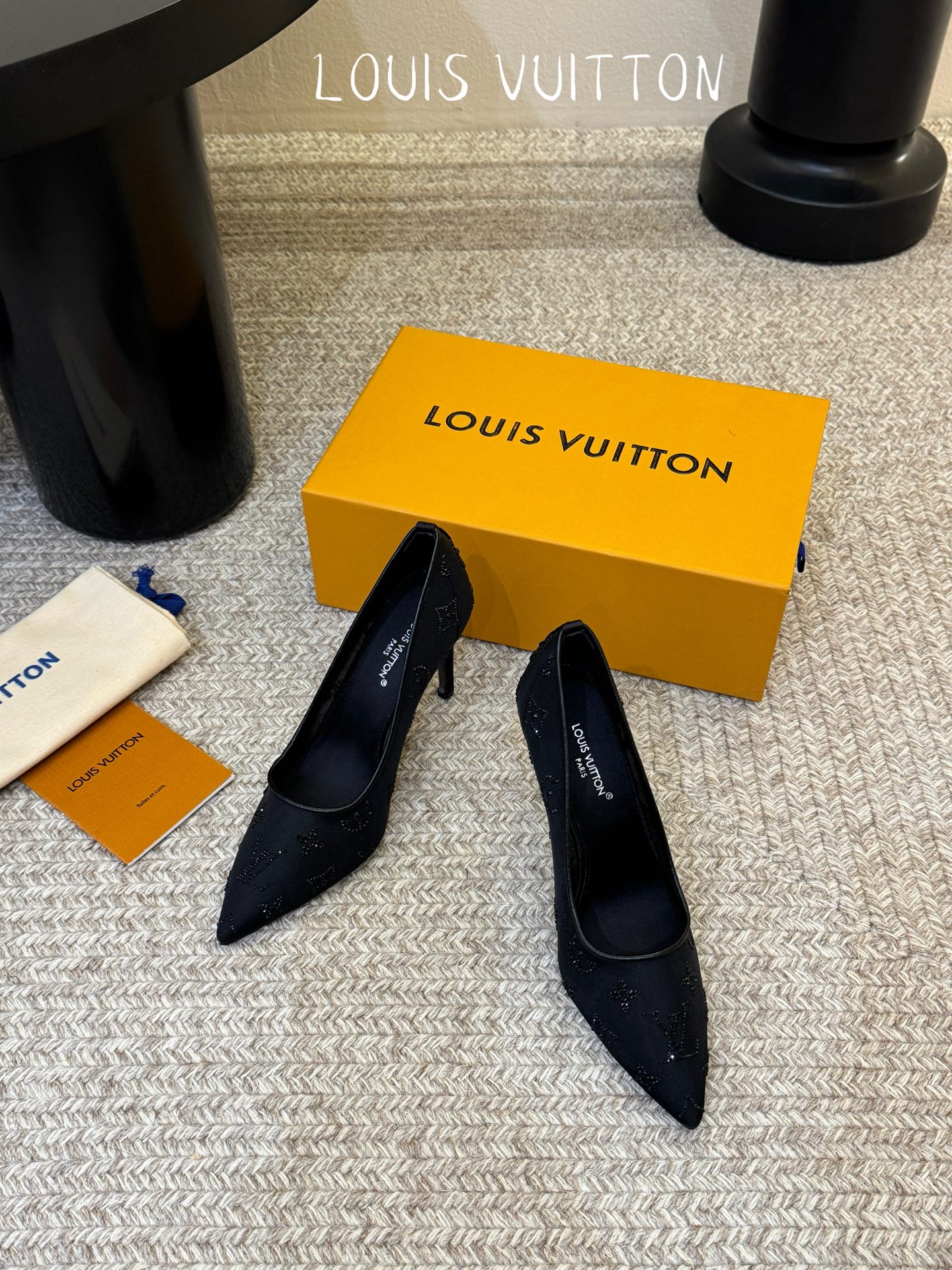 LV驴牌2026年新款 Gala网纱烫钻高跟鞋由璀璨莱茵石组成Monogram的雅致 真皮底三个跟:平底